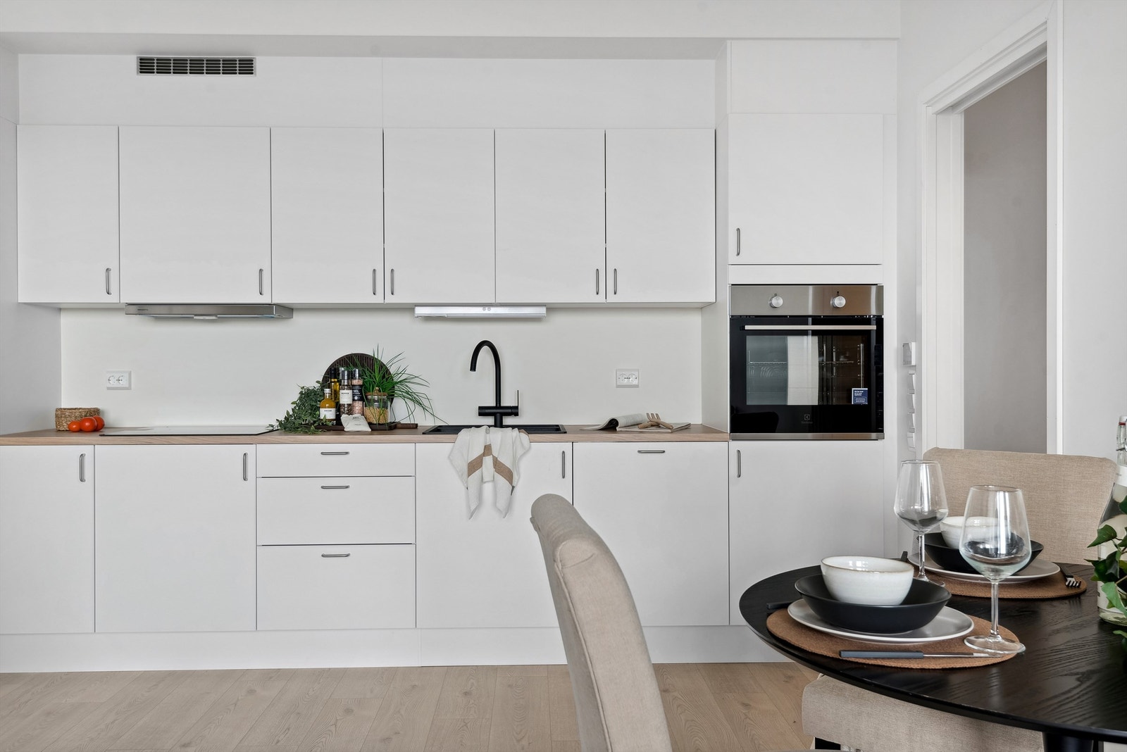 God plass til spisebord i tilknytning til kjøkkenet for hyggelige måltider. Galleribilde