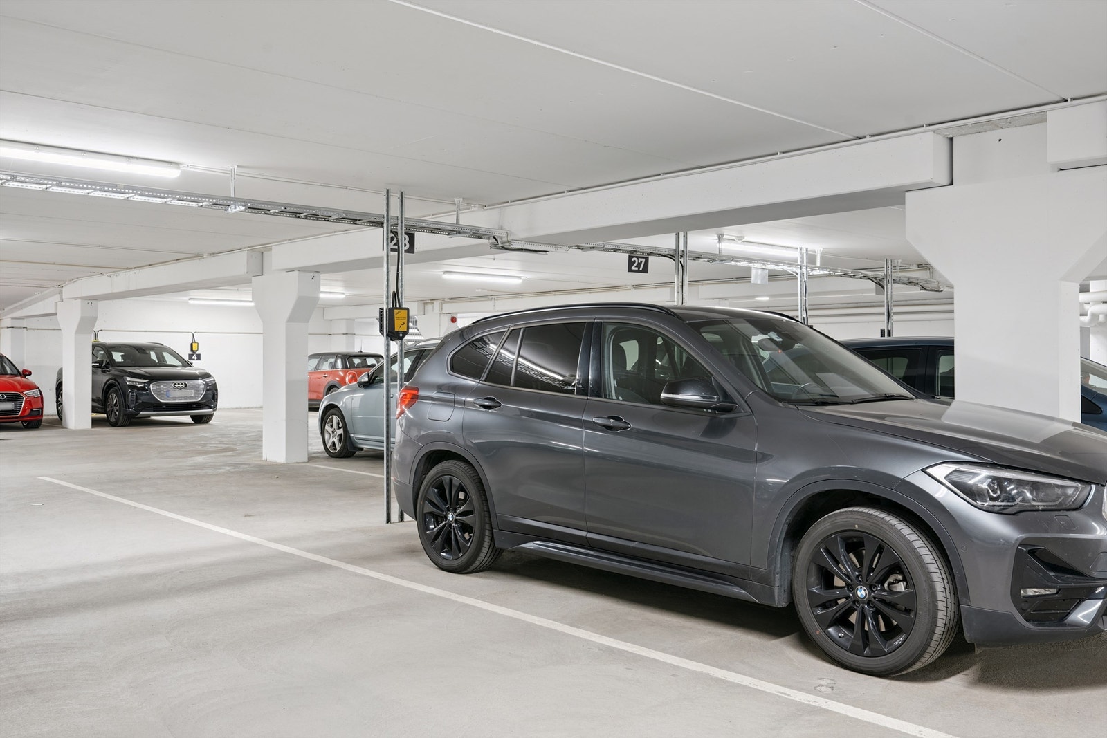 Fra garasjen er det heisadkomst direkte opp til leilighetens etasje. Galleribilde