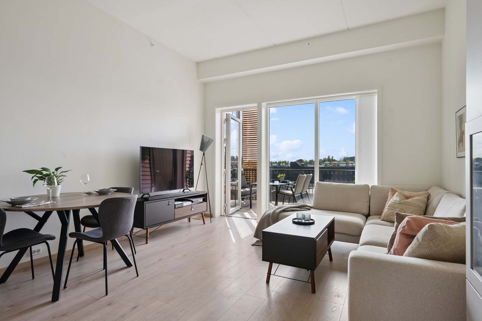 Store vindusflater med 3-lags glass slipper inn rikelig med dagslys i stuen. Galleribilde