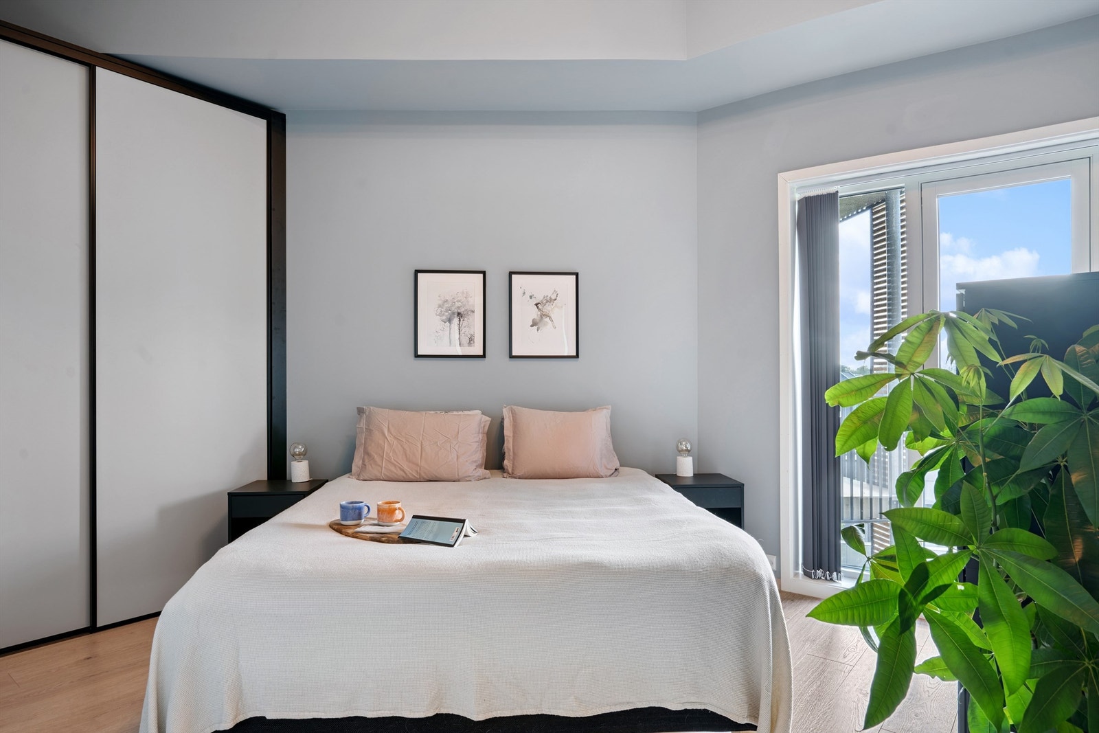 Lyst og behagelig soverom Galleribilde