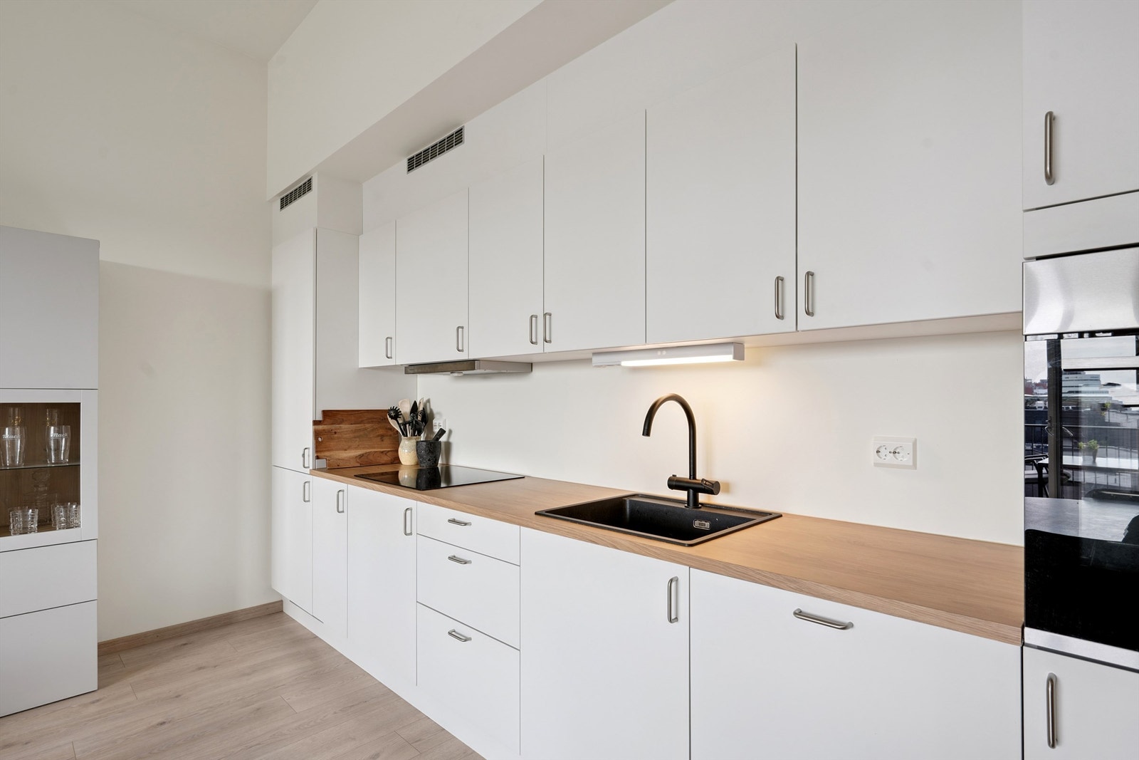 Funksjonelt kjøkken med laminatbenkeplate, induksjonstopp og godt med skapplass. Galleribilde