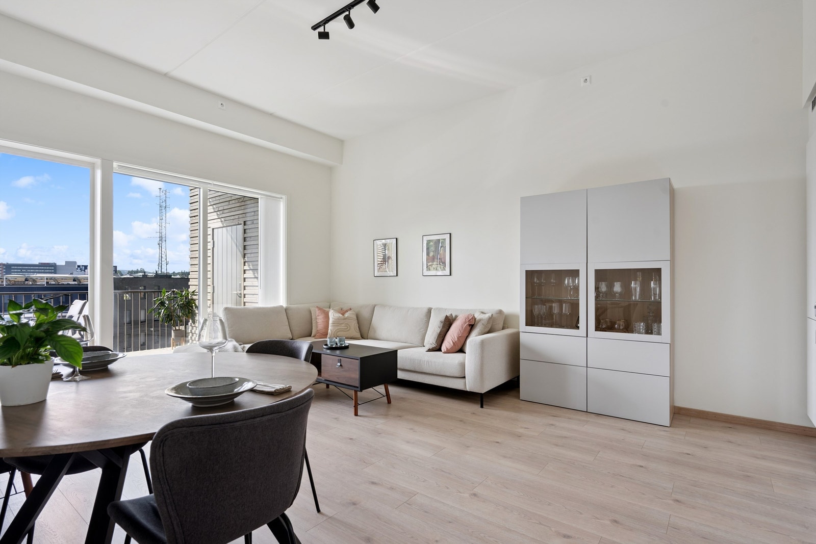 God plass til både en romslig sofagruppe og spisebord i det sosiale allrommet. Galleribilde