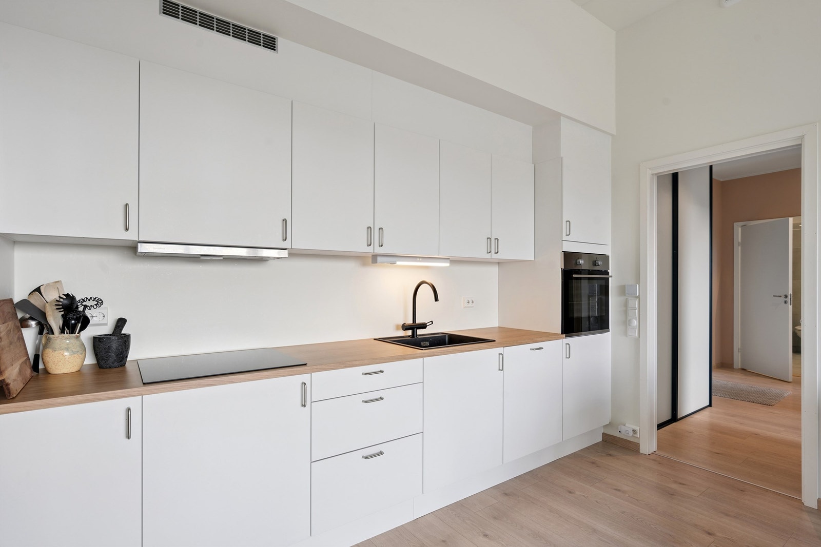 Den åpne løsningen gir en fin og naturlig flyt mellom kjøkken og stue. Galleribilde