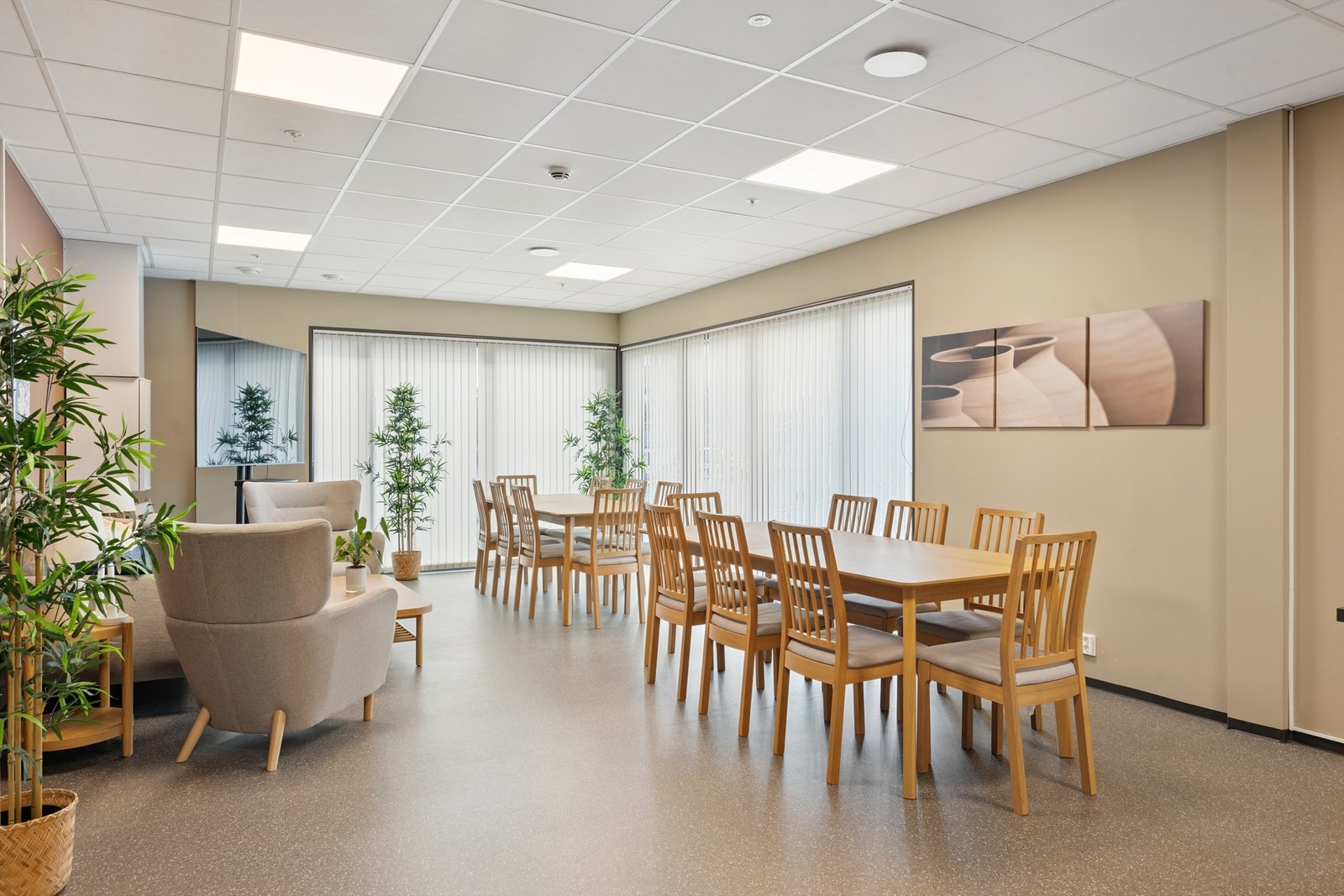 Sameiet disponerer et fellesrom som alle seksjonseiere kan reservere til sosiale sammenkomster og arrangementer. Galleribilde