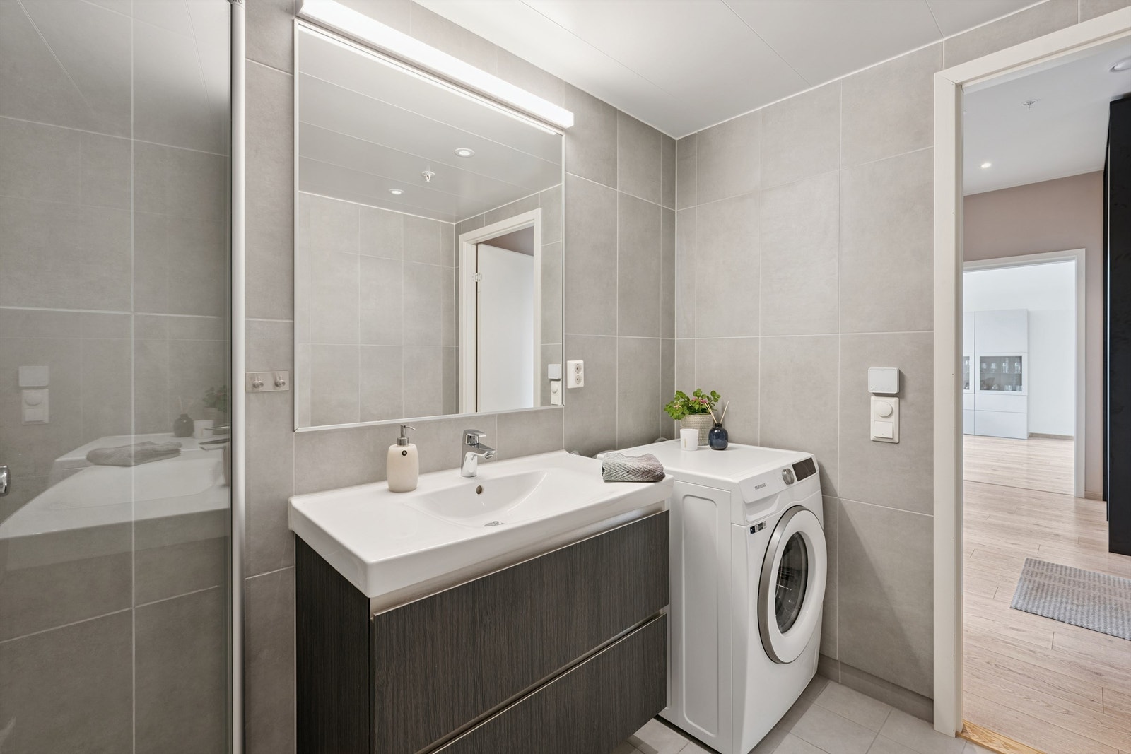 Servant nedfelt i baderomsinnredning med praktisk oppbevaring i skuffer. Galleribilde