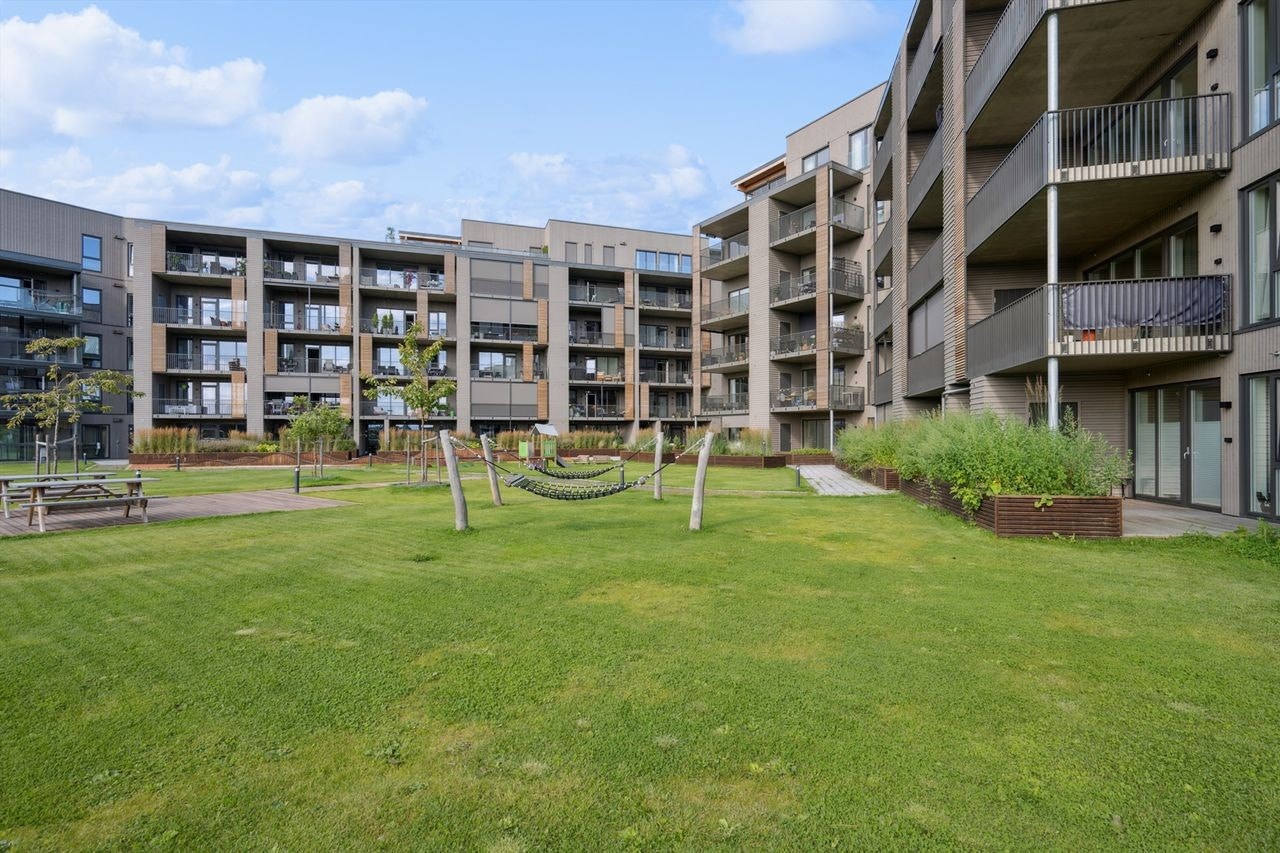 Sameiet Kastanjen består av 87 boligenheter. I byggets 1. etasje ligger REMA 1000 Galleribilde