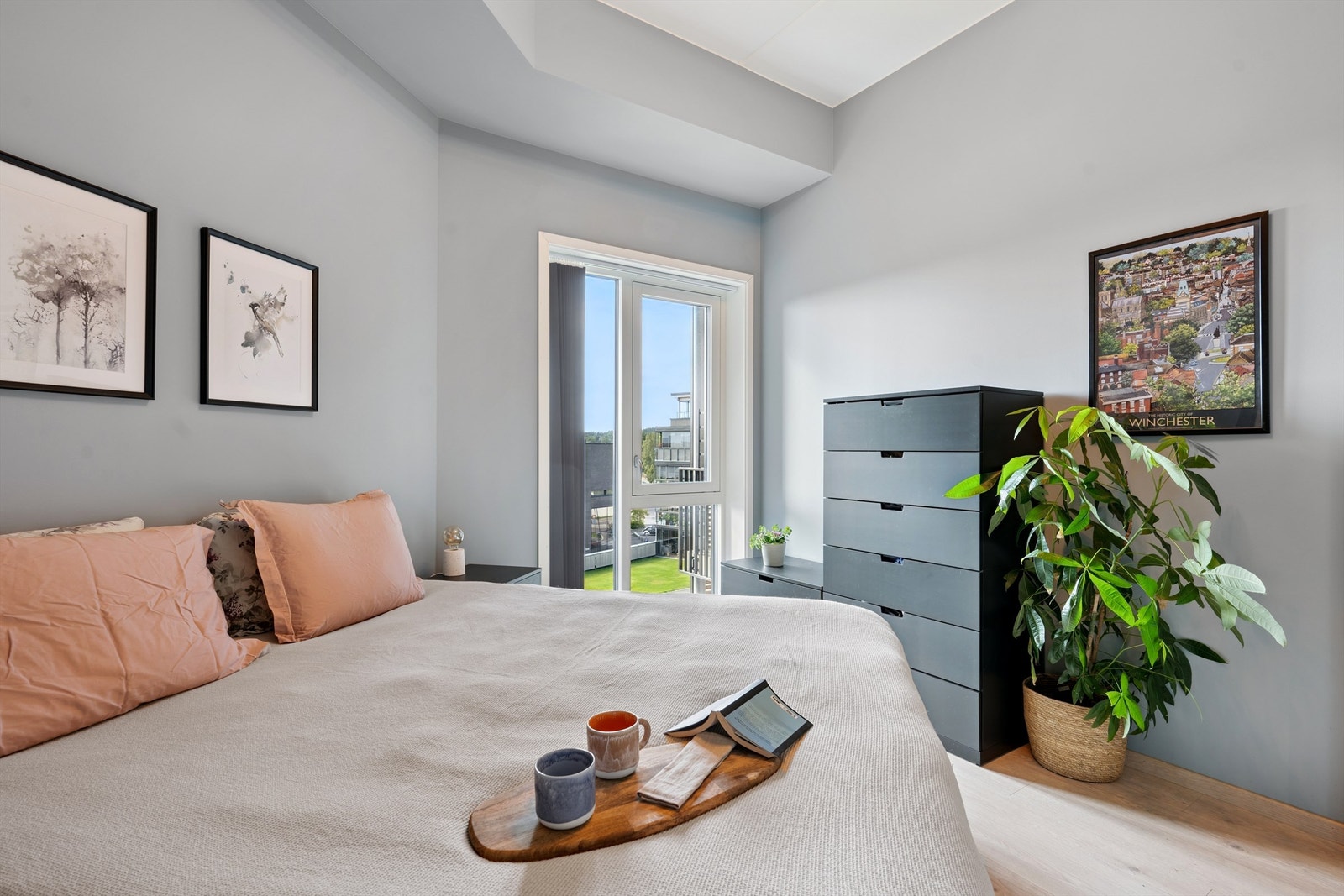 Vinduet på soverommet sørger for en lys og behagelig atmosfære. Galleribilde