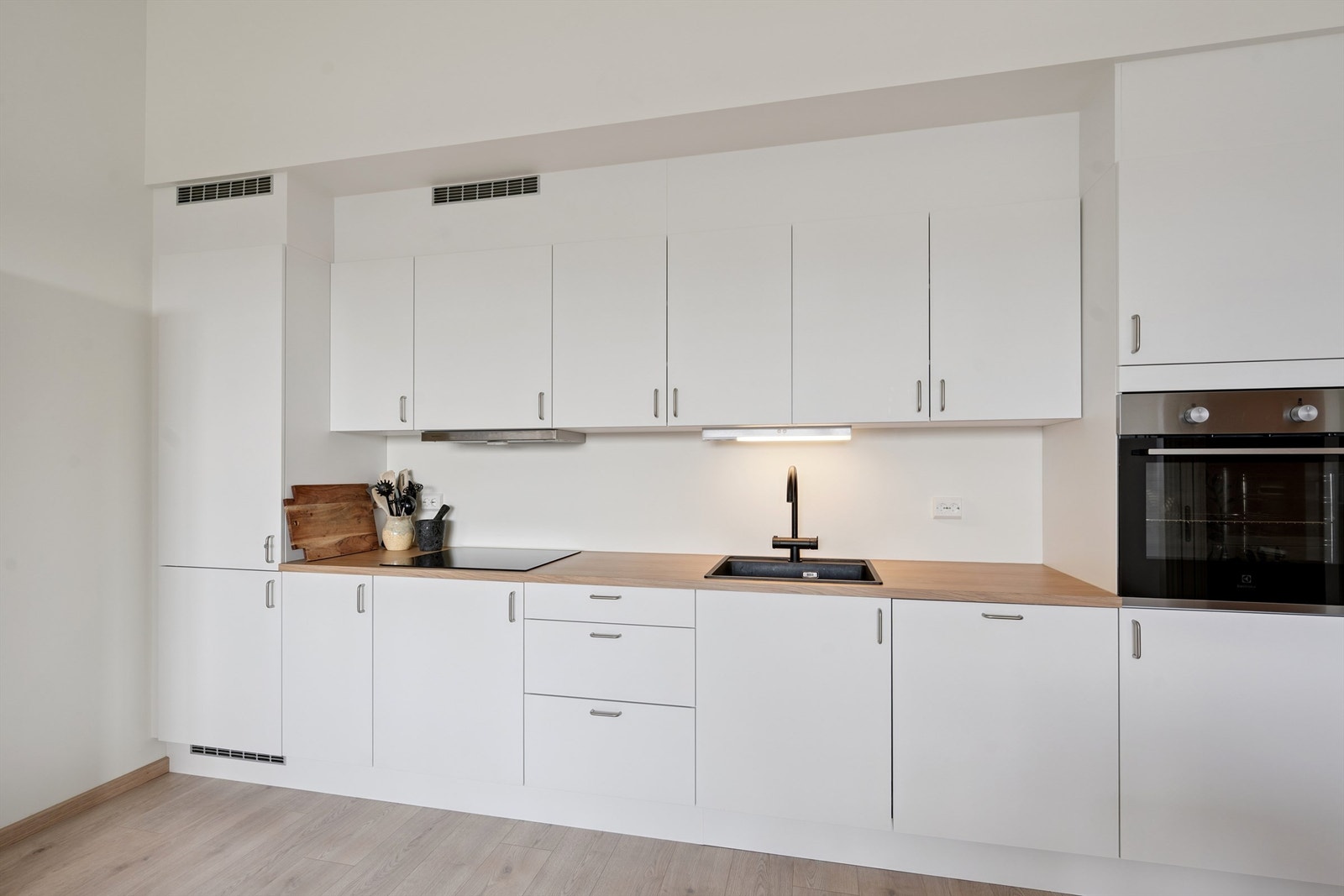 Kjøkkenet er utstyrt med komfyrvakt og vannstoppsystem for ekstra trygghet i hverdagen. Galleribilde