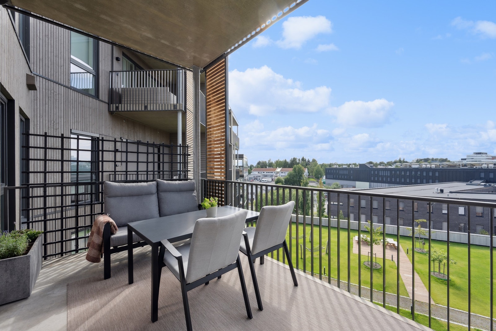 Den vestvendte balkongen har god plass for utemøbler og beplantning. Galleribilde