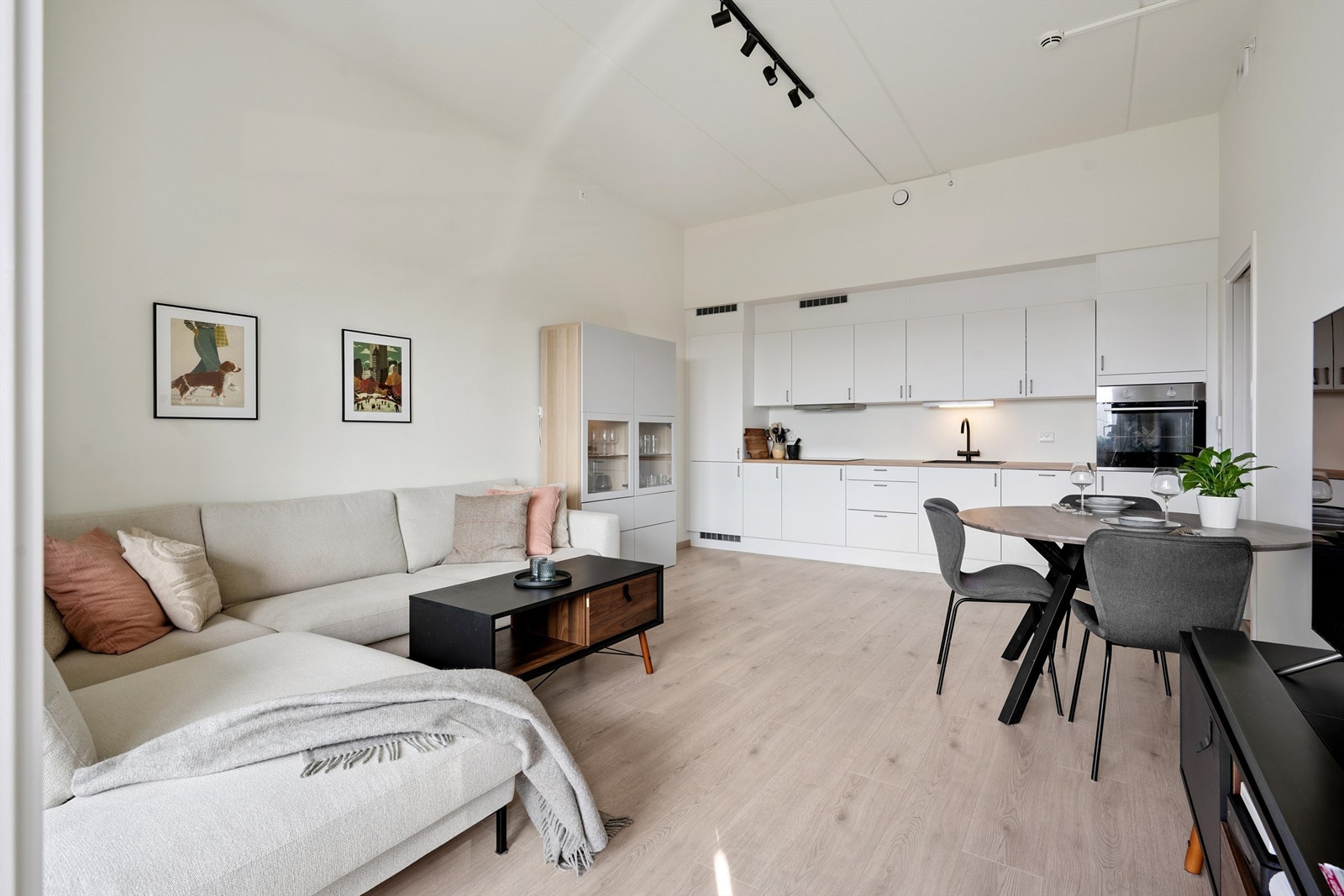 Sosial og åpen stue-/kjøkkenløsning som skaper et luftig og innbydende allrom. Galleribilde