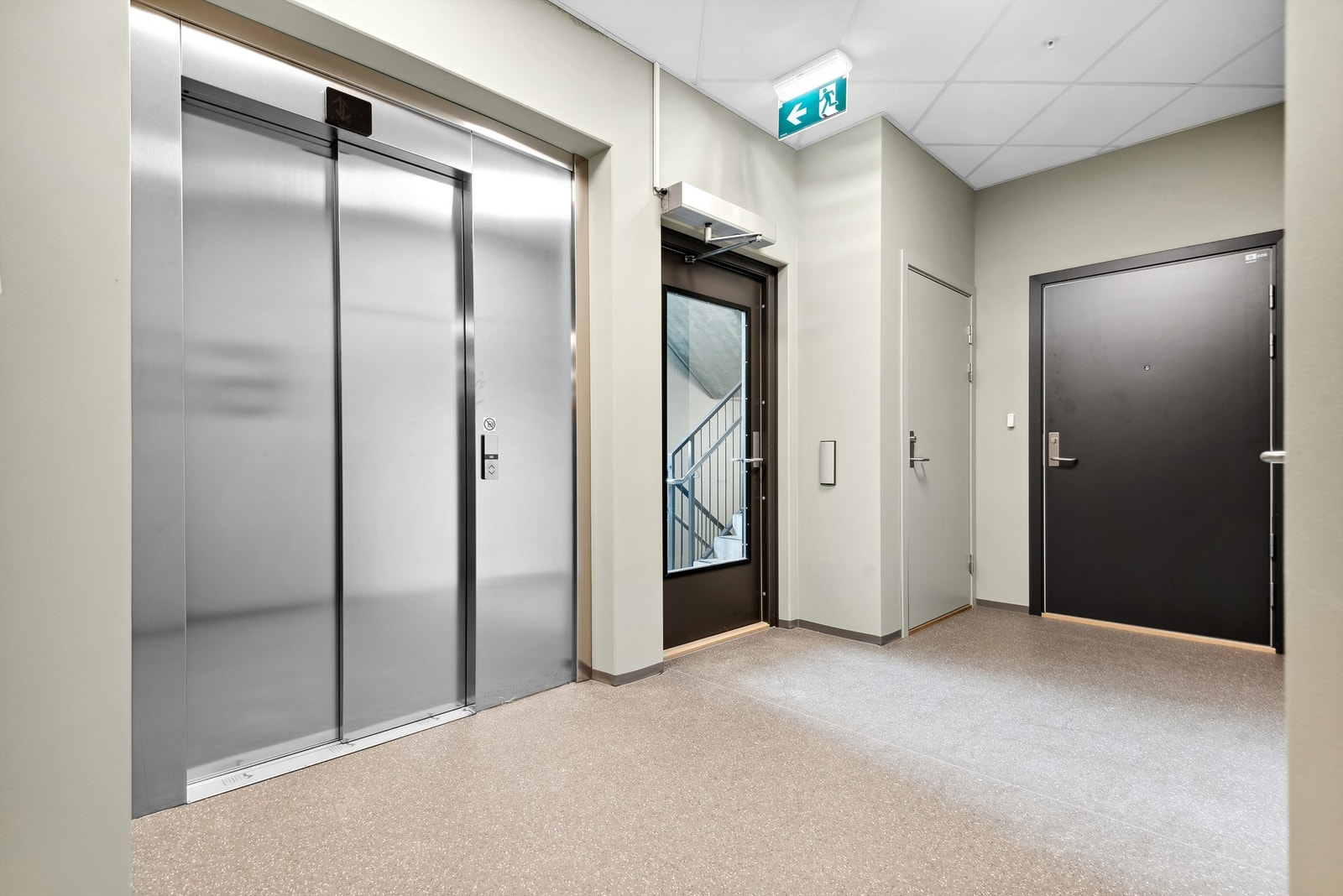 Heis rett utenfor døren som tar deg til inngangsplan og plan for garasje og bod. Galleribilde