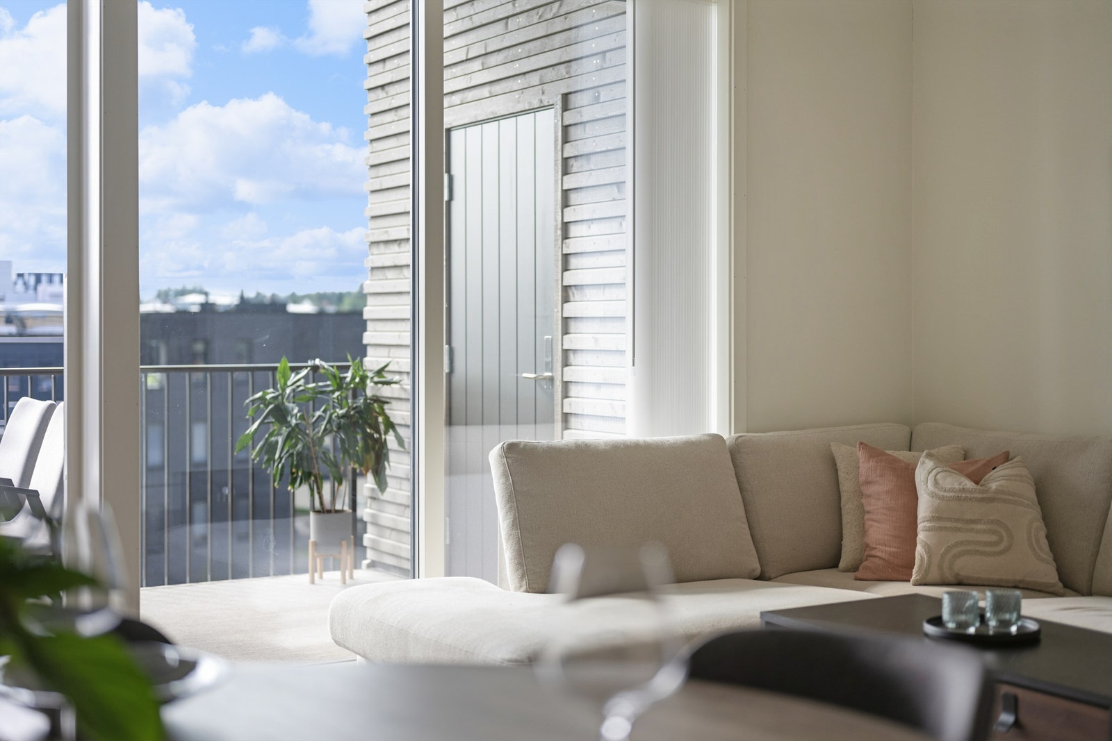 Balansert ventilasjon og vannbåren gulvvarme sikrer et sunt og behagelig inneklima. Galleribilde