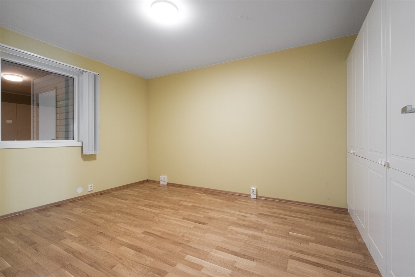 Hovedsoverommet har parkett på gulvet og doble garderobeskap, som gir god oppbevaringsplass. Galleribilde