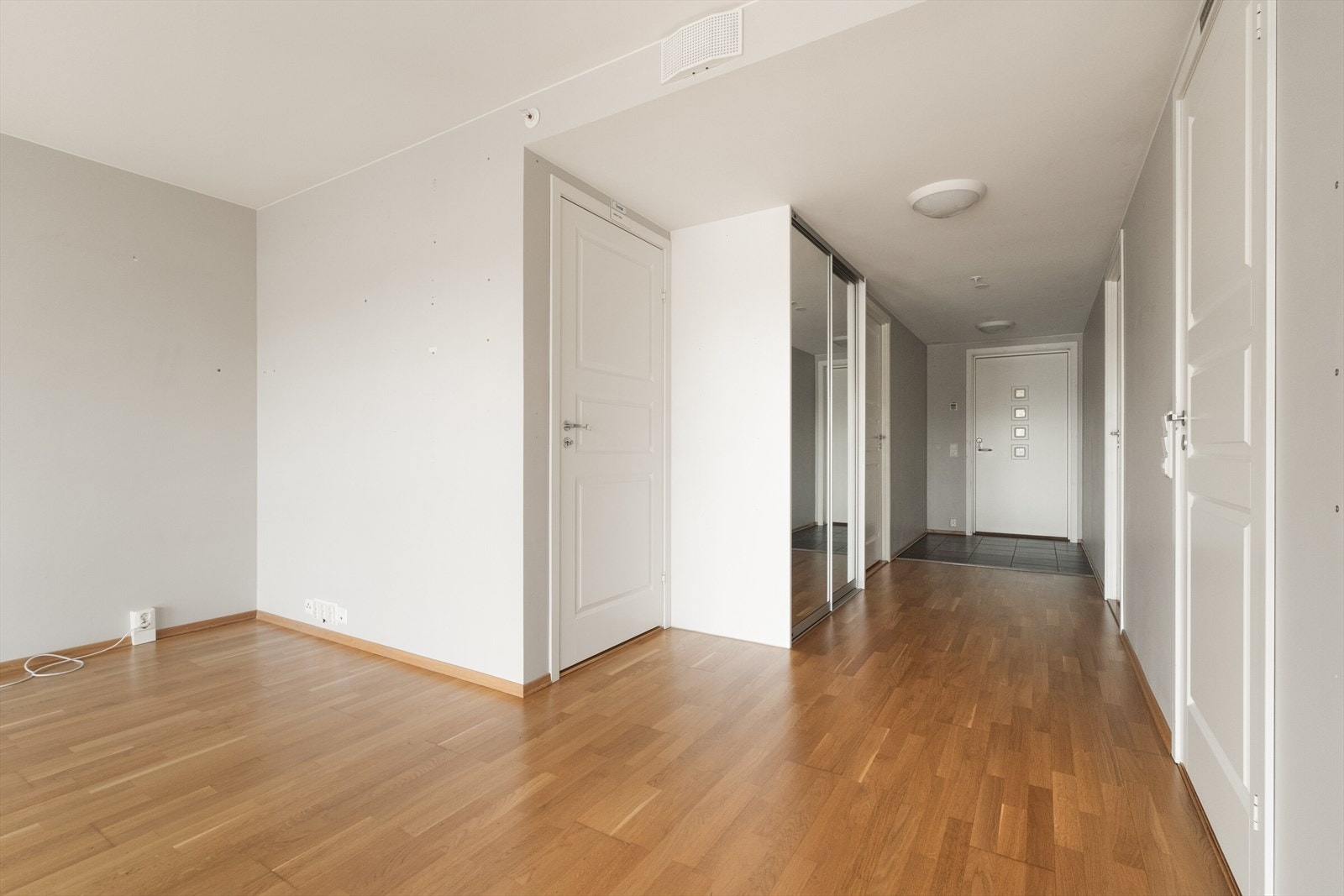 Entréen og gangen har en lys og moderne utforming med malte vegger og formpressede dører. Galleribilde