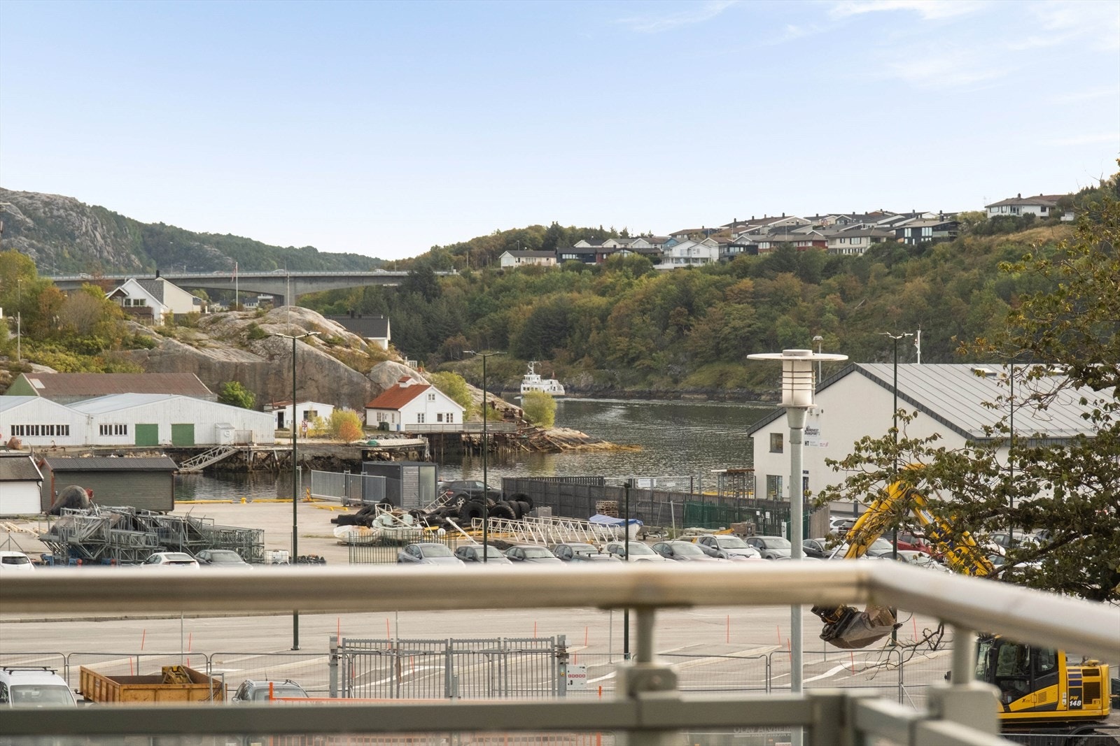 Fra balkongen har man utsikt mot havnebassenget og nærliggende bebyggelse. Den er overbygd, med god beskyttelse mot vær og vind. Galleribilde