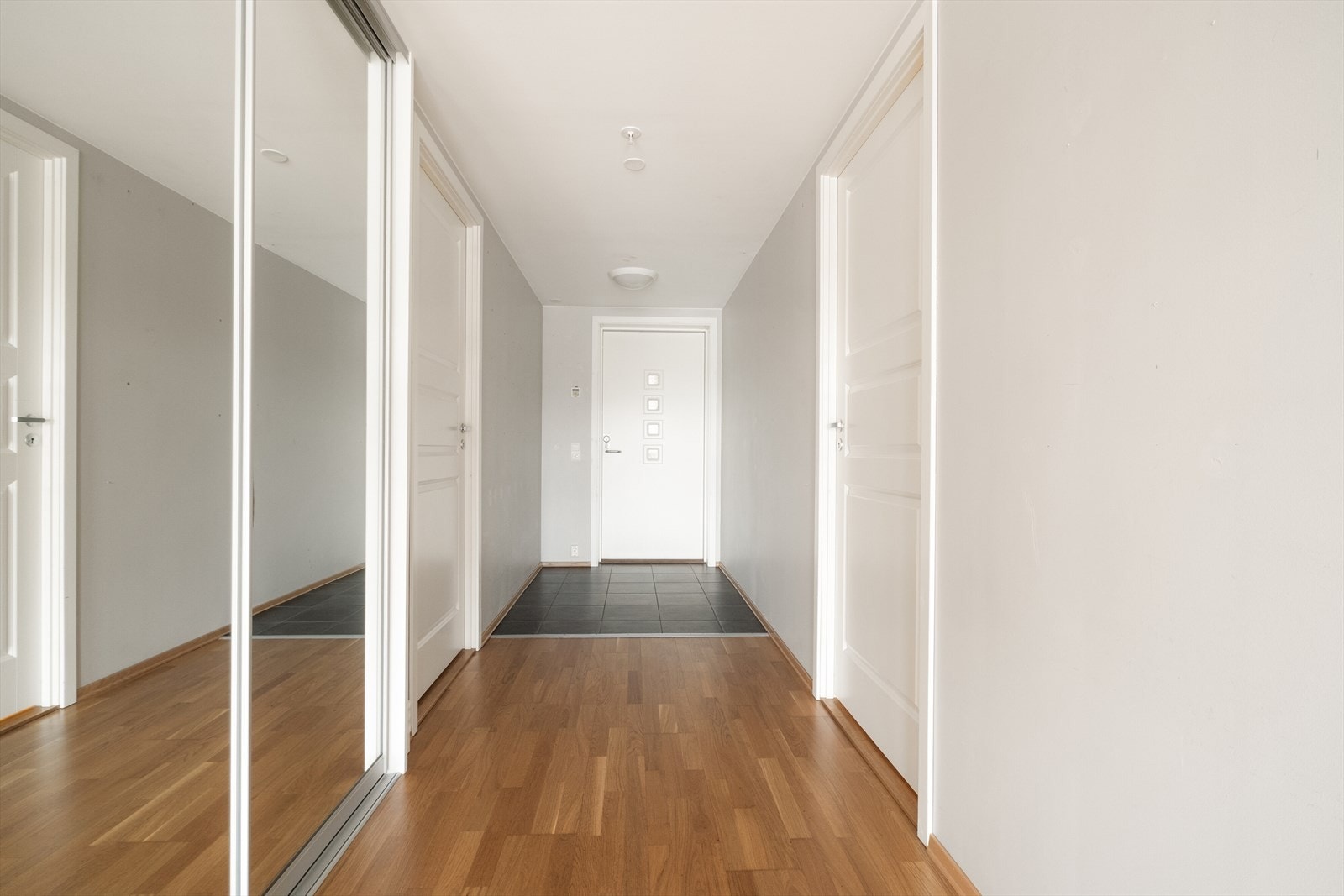 Videre innover gangen har man et innebygd garderobeskap med speilfronter som gir god oppbevaringsplass. Galleribilde