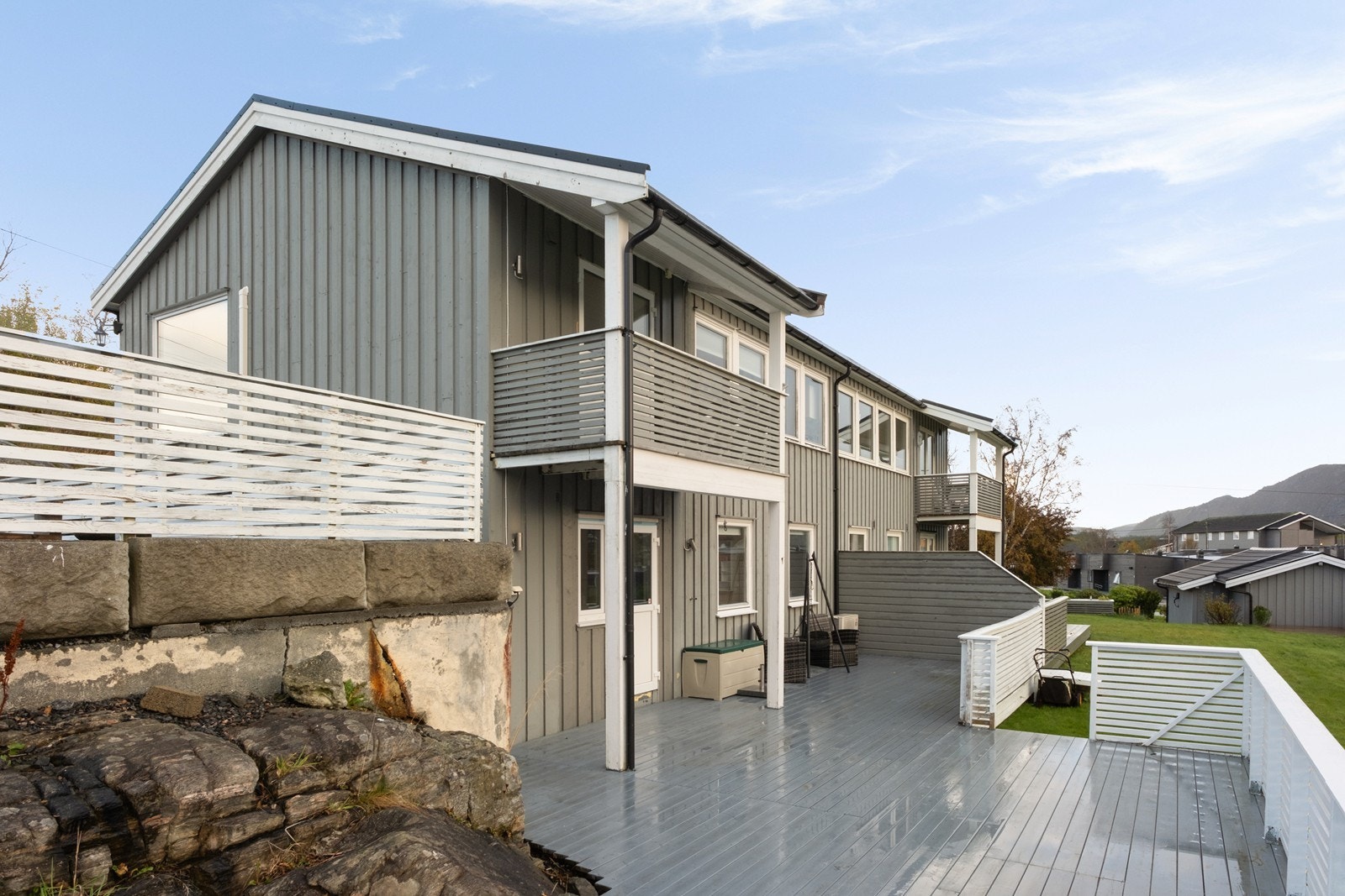 Den romslige terrassen gir gode muligheter for utendørs aktiviteter og avslapning. Galleribilde