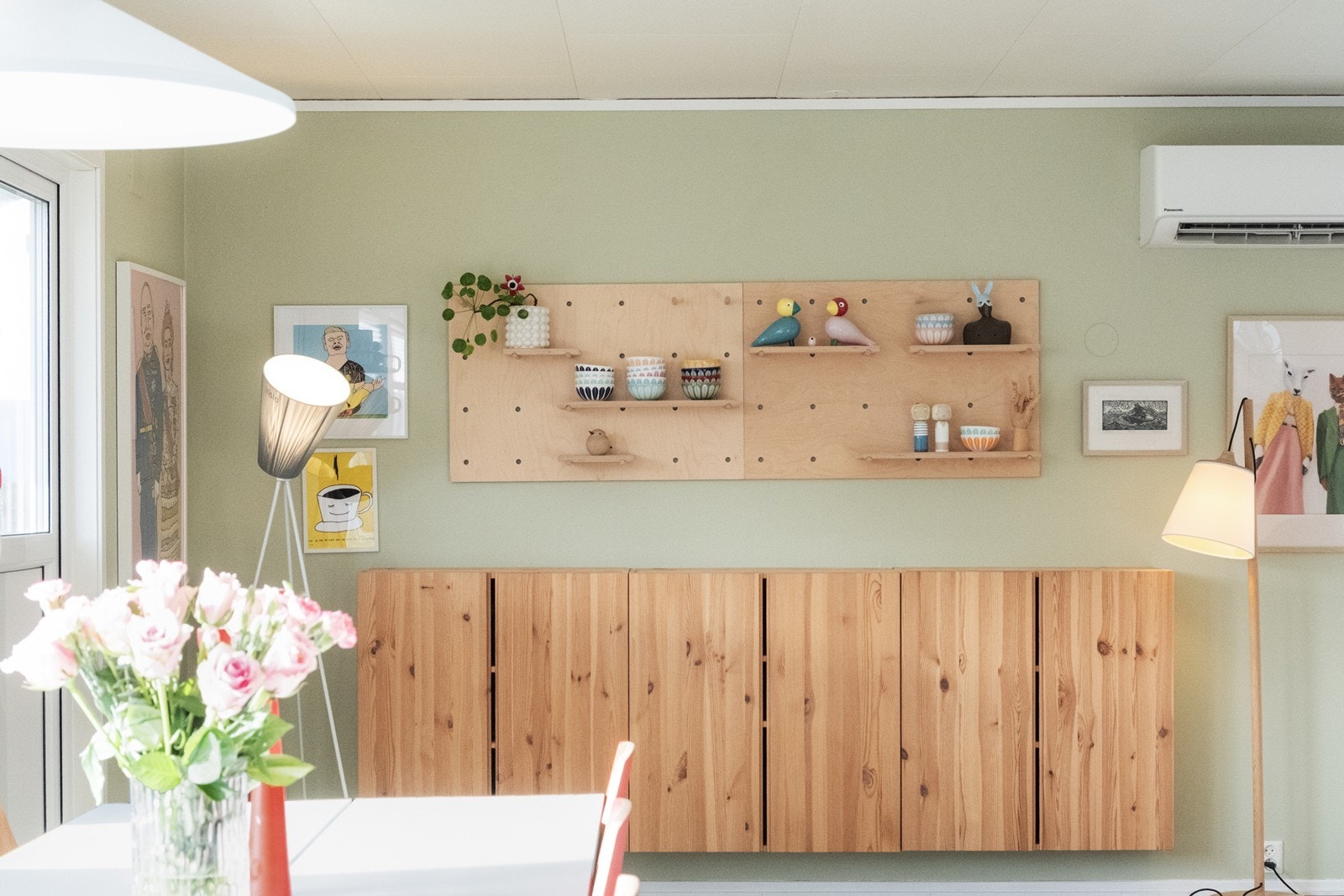 Vegger kledd med malte plater gir et nøytralt utseende. Galleribilde