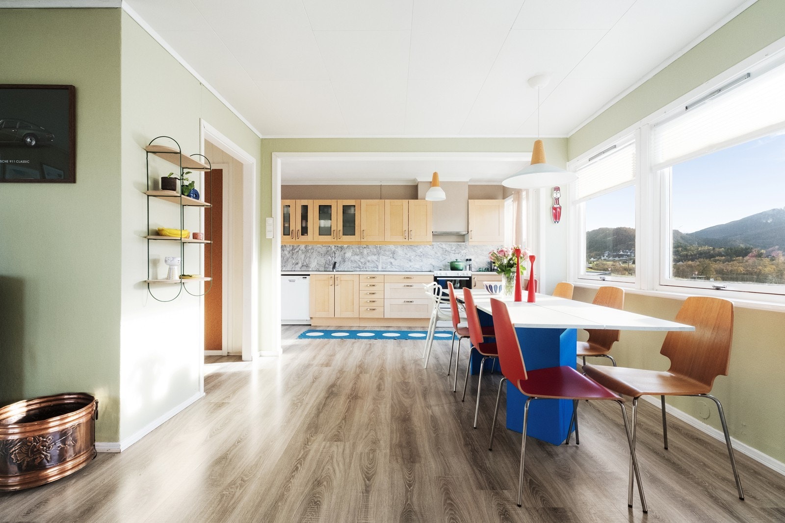 Åpen løsning mellom stue og kjøkken gir en naturlig spiseplass. Galleribilde