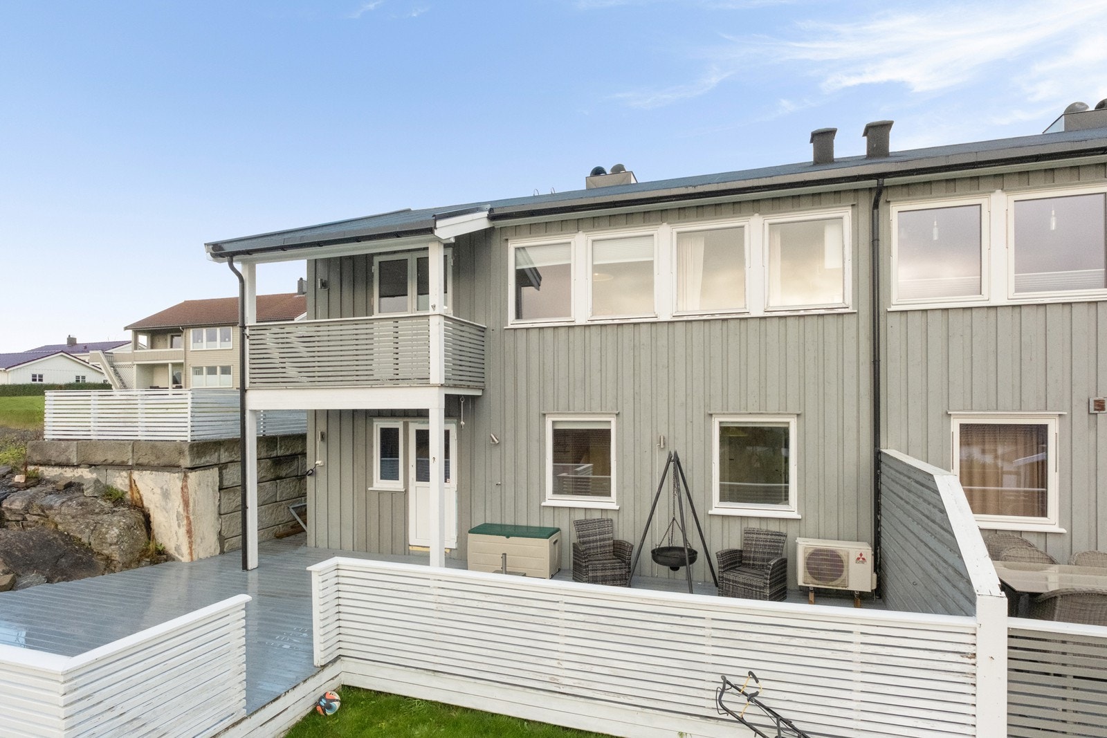 Store vindusflater på sørfasaden sørger for rikelig med naturlig lys inn i boligen. Galleribilde