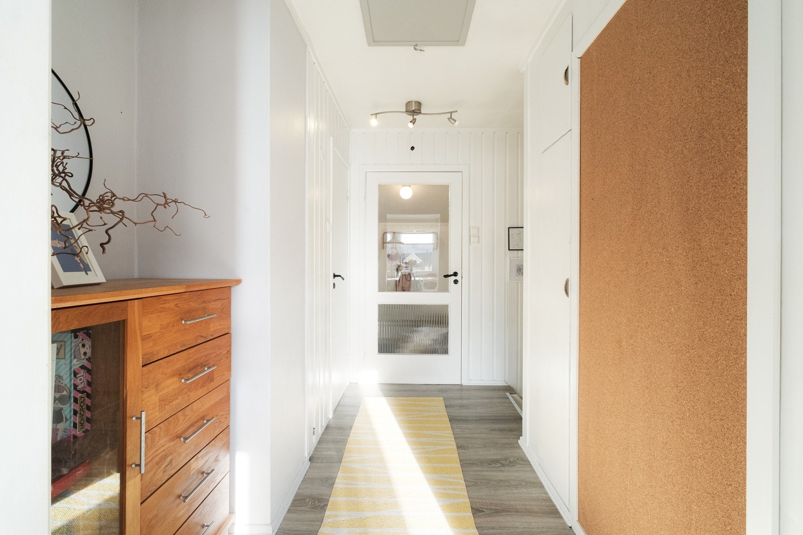 Gang med trapp til sokkeletasjen. Galleribilde