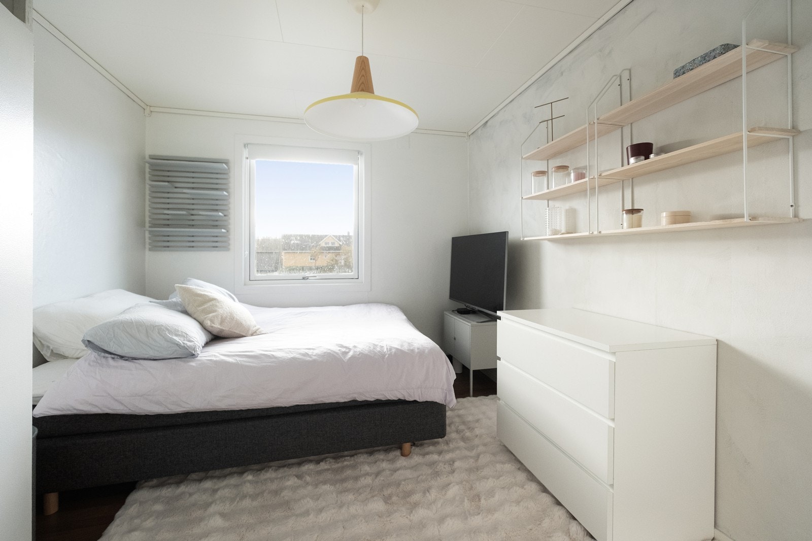 Soverom 3 er romslig, med integrert skap og plass til dobbeltseng. Galleribilde