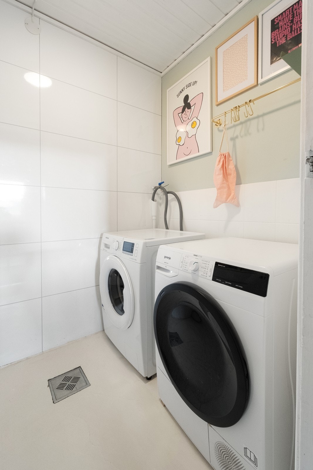 Vaskerommet er utstyrt med opplegg til vaskemaskin og tørketrommel, og har malt betonggulv. Galleribilde