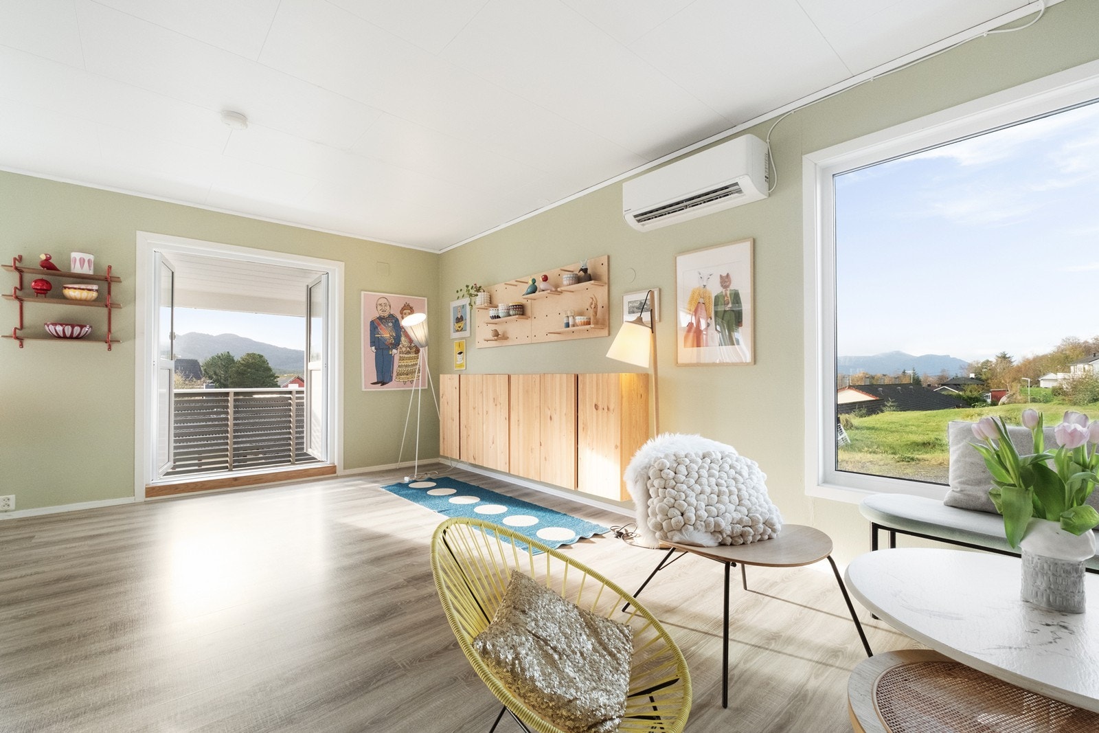 Utgang til sørvendt veranda fra stuen gir enkel tilgang til uteområdet. Galleribilde