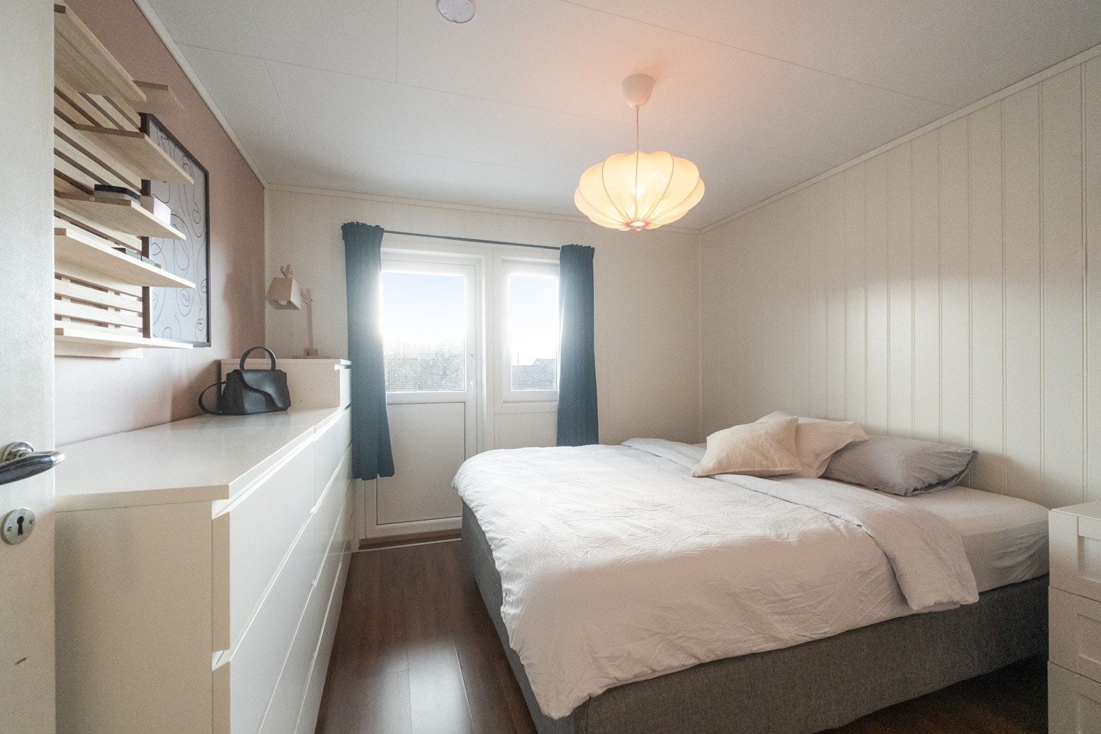 Hovedsoverommet er romslig, og her har man direkte utgang til markterrasse og hage. Galleribilde