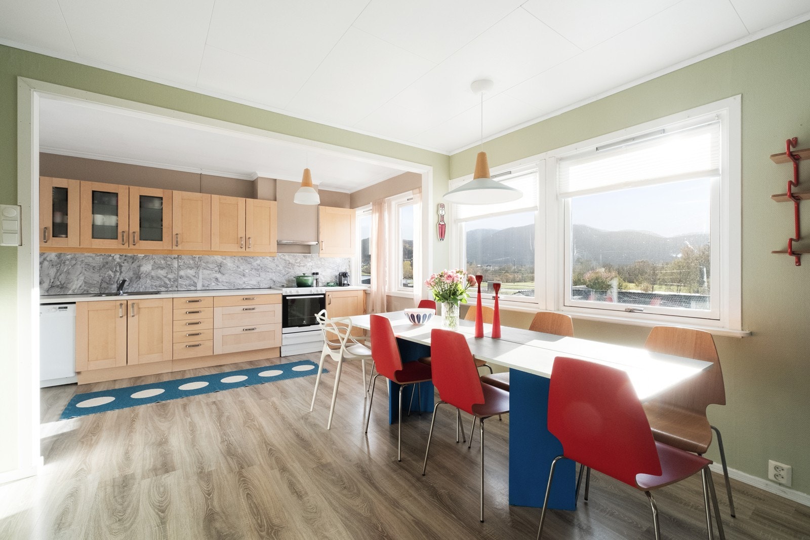 Her kan man nyte måltidet og fjellutsikten samtidig. Galleribilde