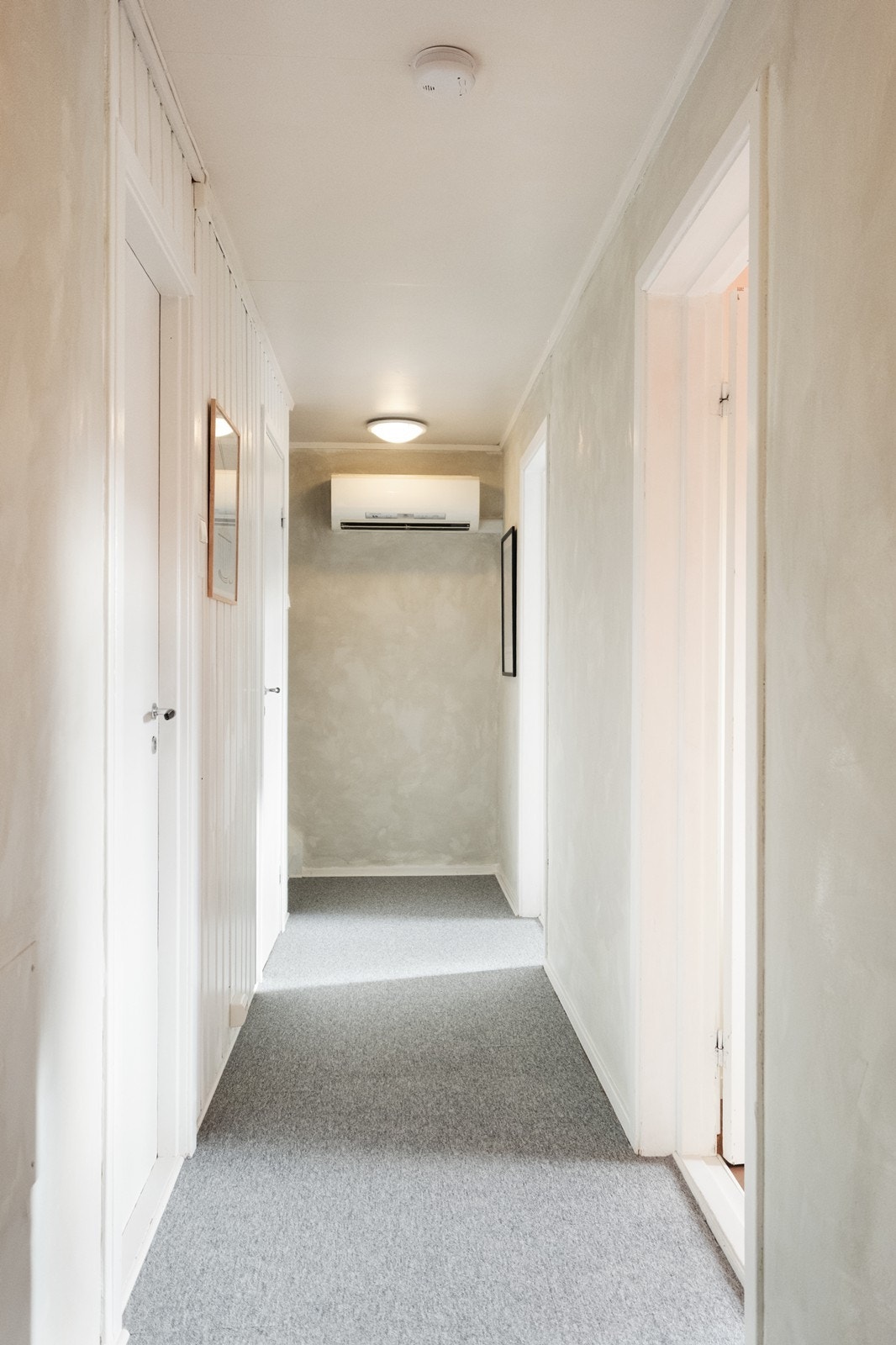 Luft-til-luft varmepumpe er plassert ved trappen i sokkeletasje, og sikrer effektiv oppvarming. Galleribilde