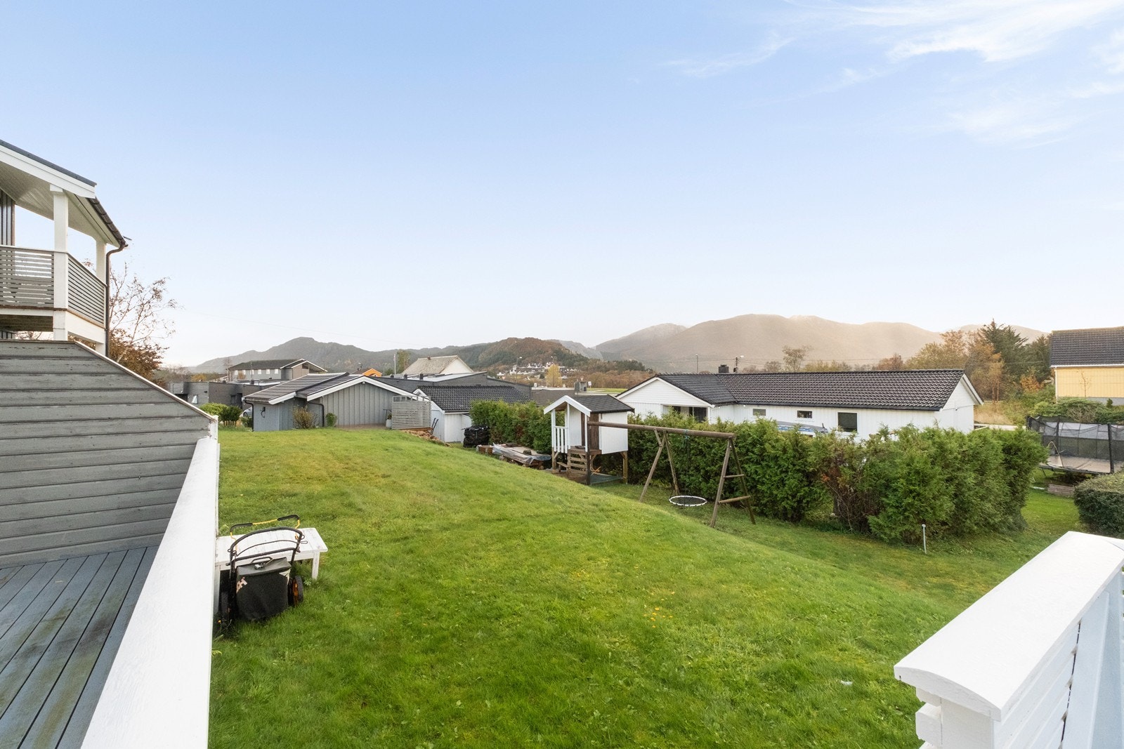 Fra markterrassen har man direkte tilgang til hagen. Galleribilde