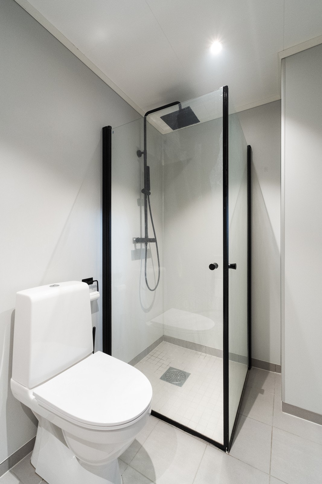 Videre har badet wc og dusjhjørne med glassvegger og tropedusj. Galleribilde