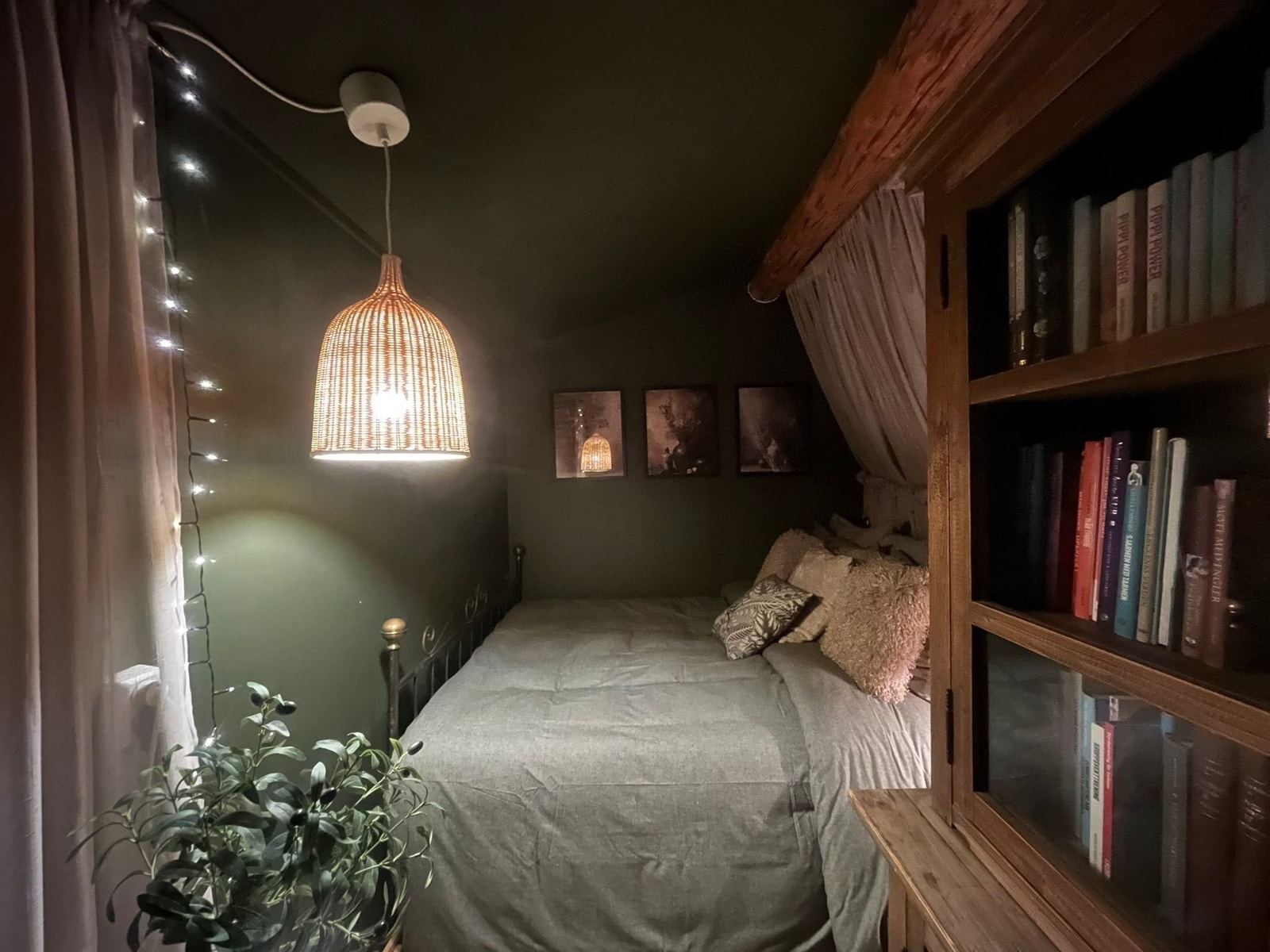 Et lunt og trivelig soverom er nylig laget av et rom som tidligere ble brukt som et lite verksted. Galleribilde