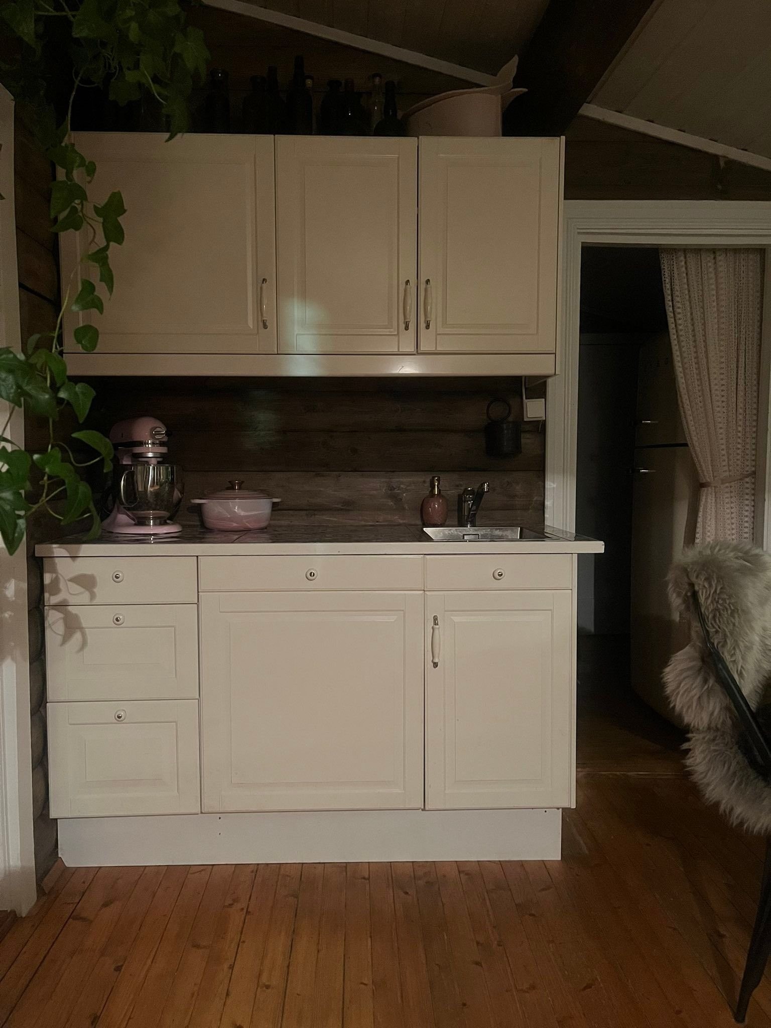 Integrert oppvaskmaskin er på plass i et lite men allikevel godt fungerende kjøkken. Galleribilde