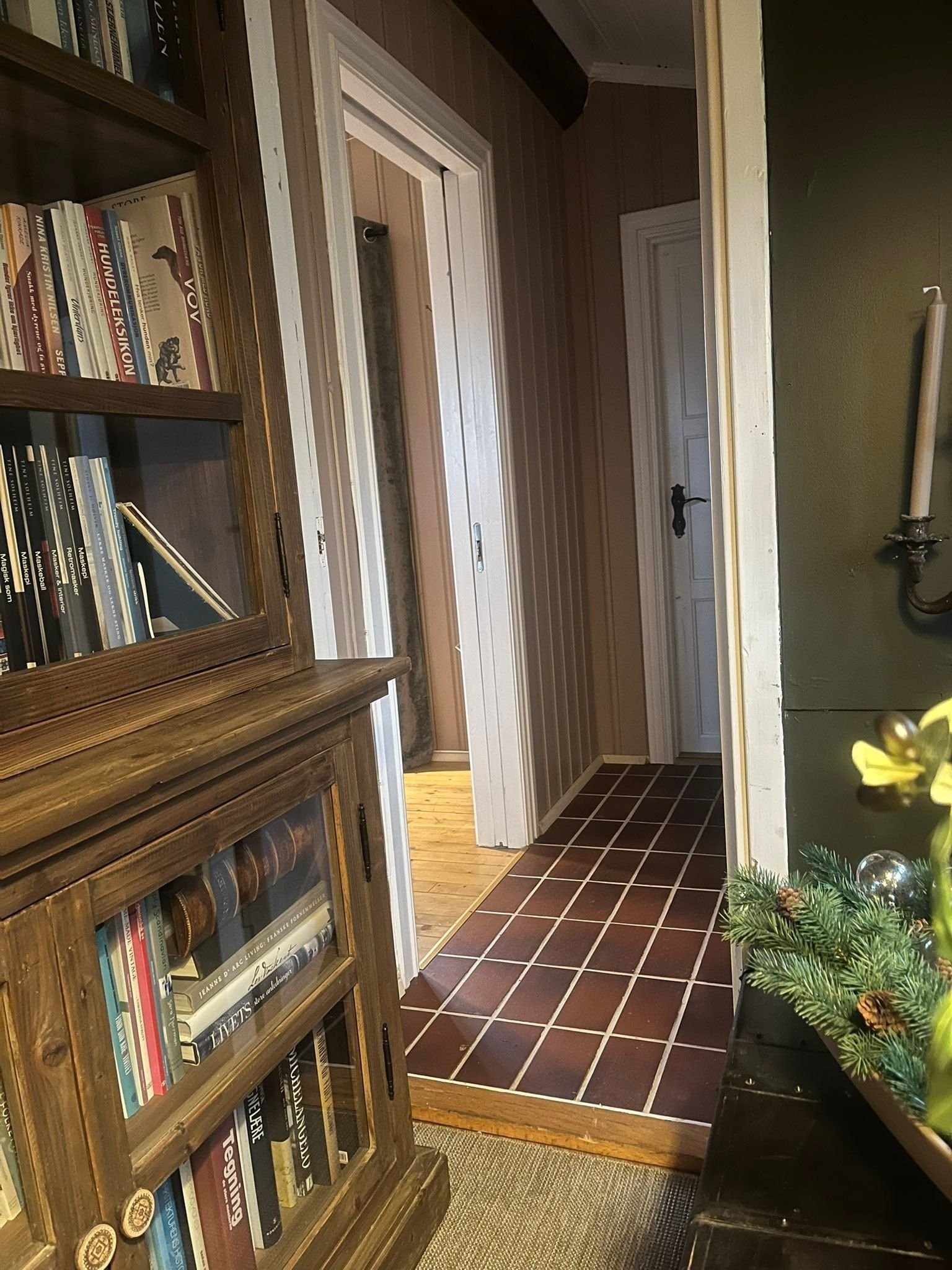 Fra soverommet og utsyn mot gang i annekset. Galleribilde