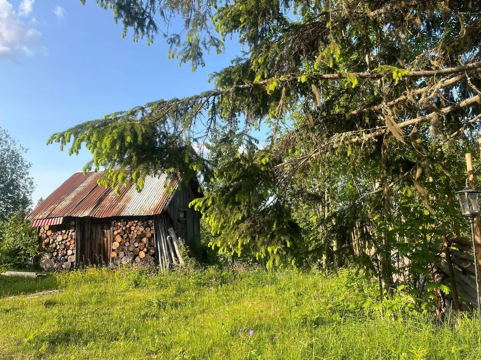 Det finnes flere gamle og sjarmerende bygninger på eiendommen. Denne her er praktisk benyttet til vedbod. Galleribilde