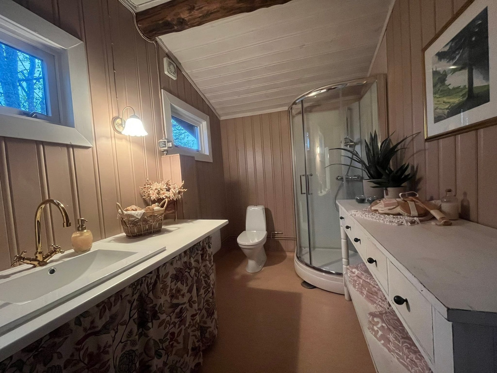 Baderommet i annekset har god størrelse. og her finnes både toalett, servant, dusjkabinett og plass til vaskemaskin og eventuelt tørketrommel i søyle. Galleribilde