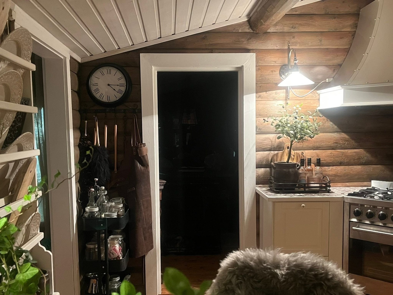 Fra kjøkkenet og inn mor stuen i hovedhuset. Galleribilde