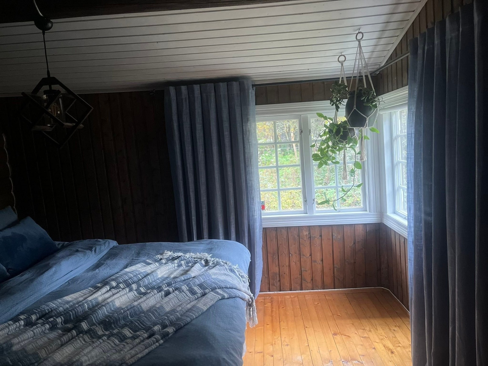 Hovedsoverommet i bolighuset er romslig og stort. og har godt med lysinnslipp fra hjørnevinduer. Taklampe følger ikke med salget. Galleribilde