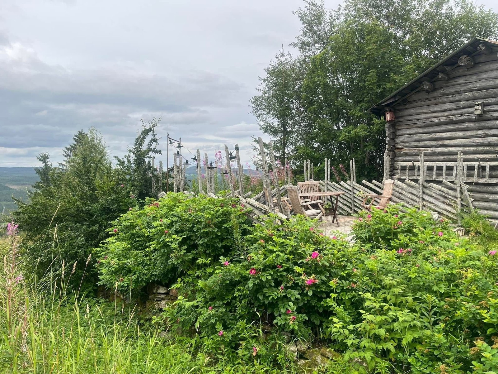 En idyllisk og deilig platting med skigard rundt, bygget på grunnmuren til den opprinnelige seterbygningen som fantes her før. Her kan kveldssolen nytes. Galleribilde