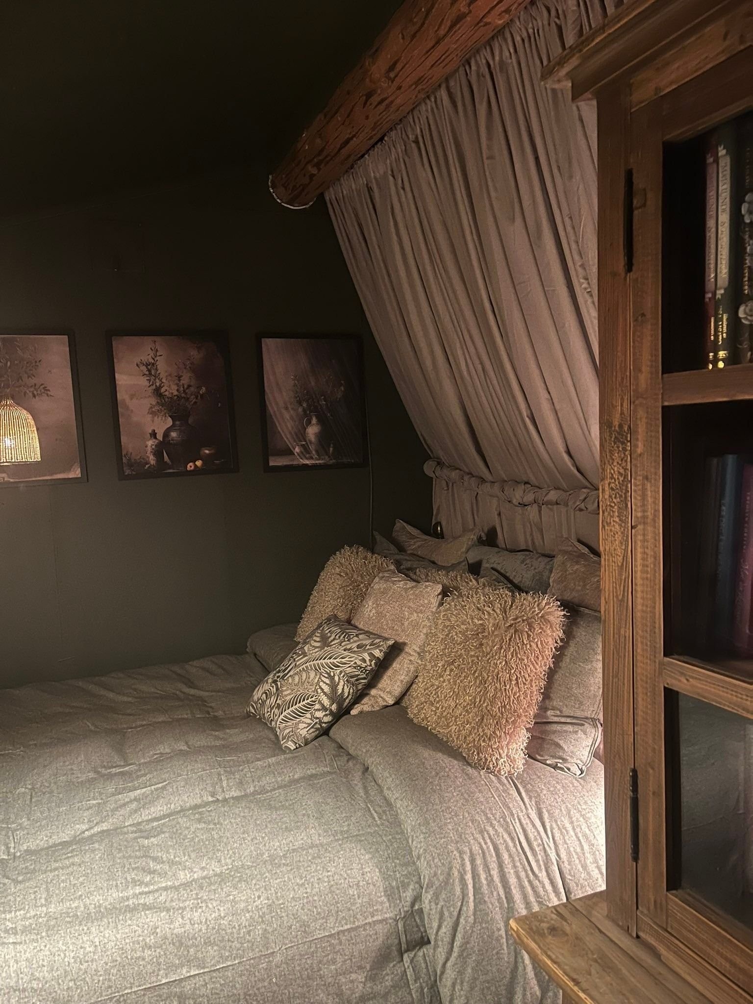 Det nyetablerte soverommet er blitt en koselig plass, der det passer fint med en dobbeltseng. Galleribilde