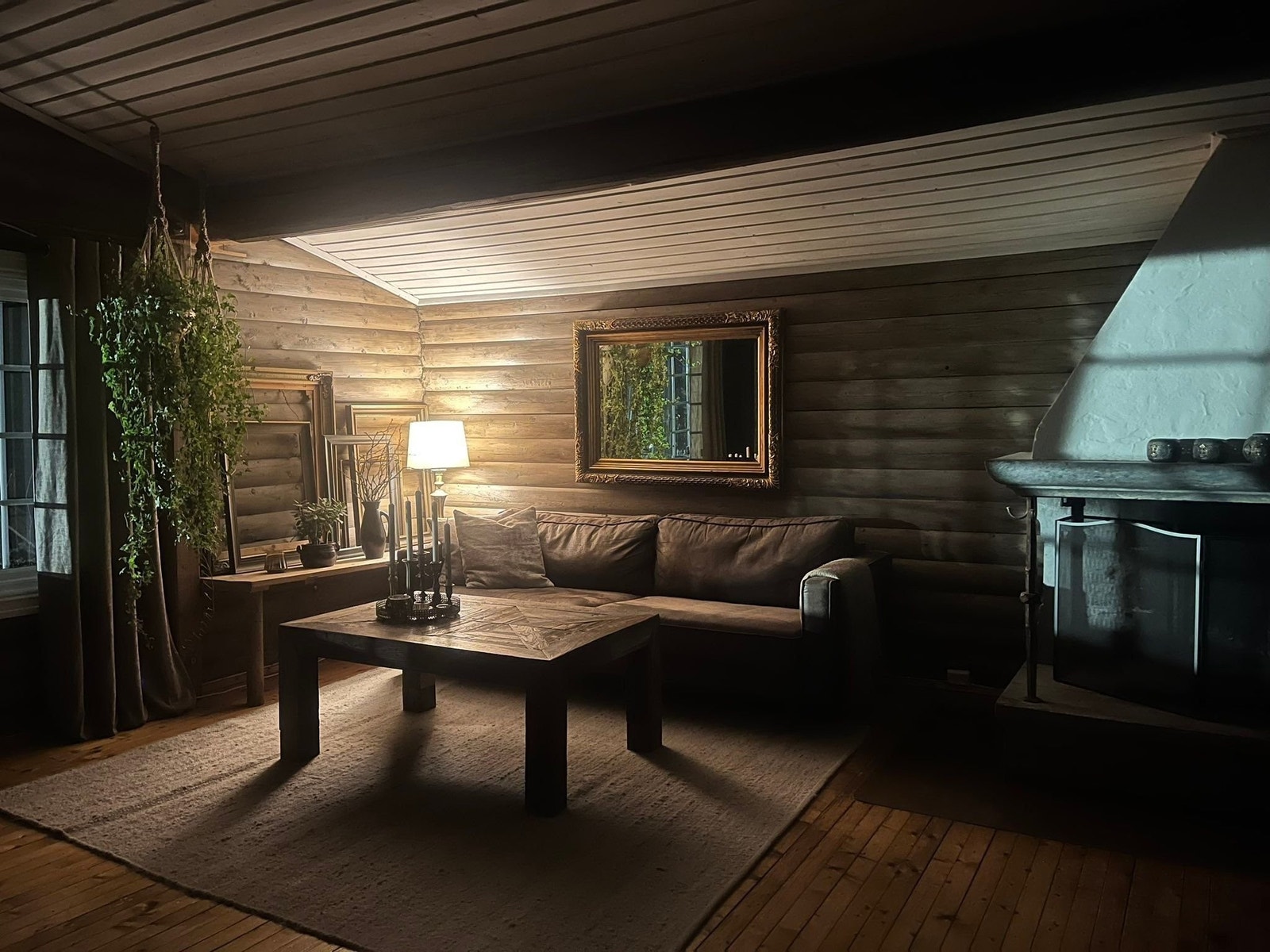 Stua med sitt romslige areal kan by på flere møbleringsmuligheter. Galleribilde