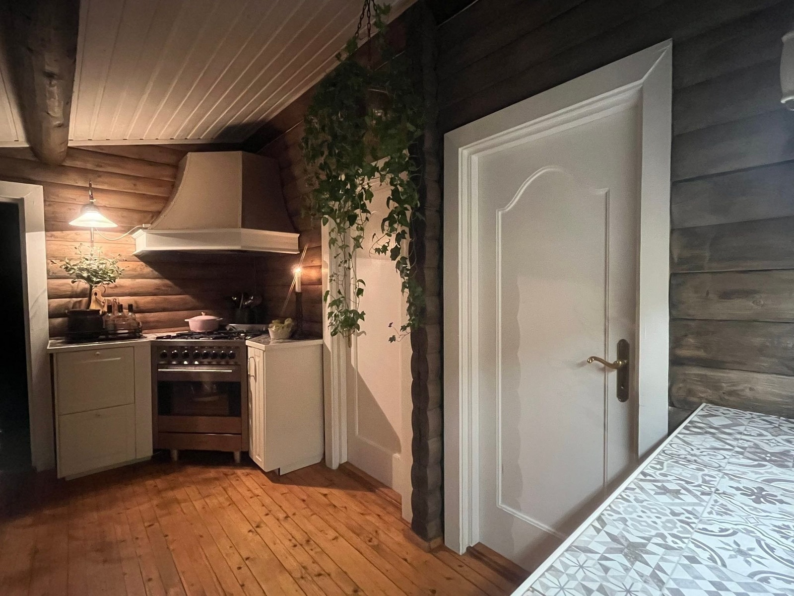 Kjøkkenet er utstyrt med komfyr med fem gassbluss og elektrisk stekeovn fra Smeg, samt integrert oppvaskmaskin. Avtrekksvifte fra Røroshetta. Galleribilde