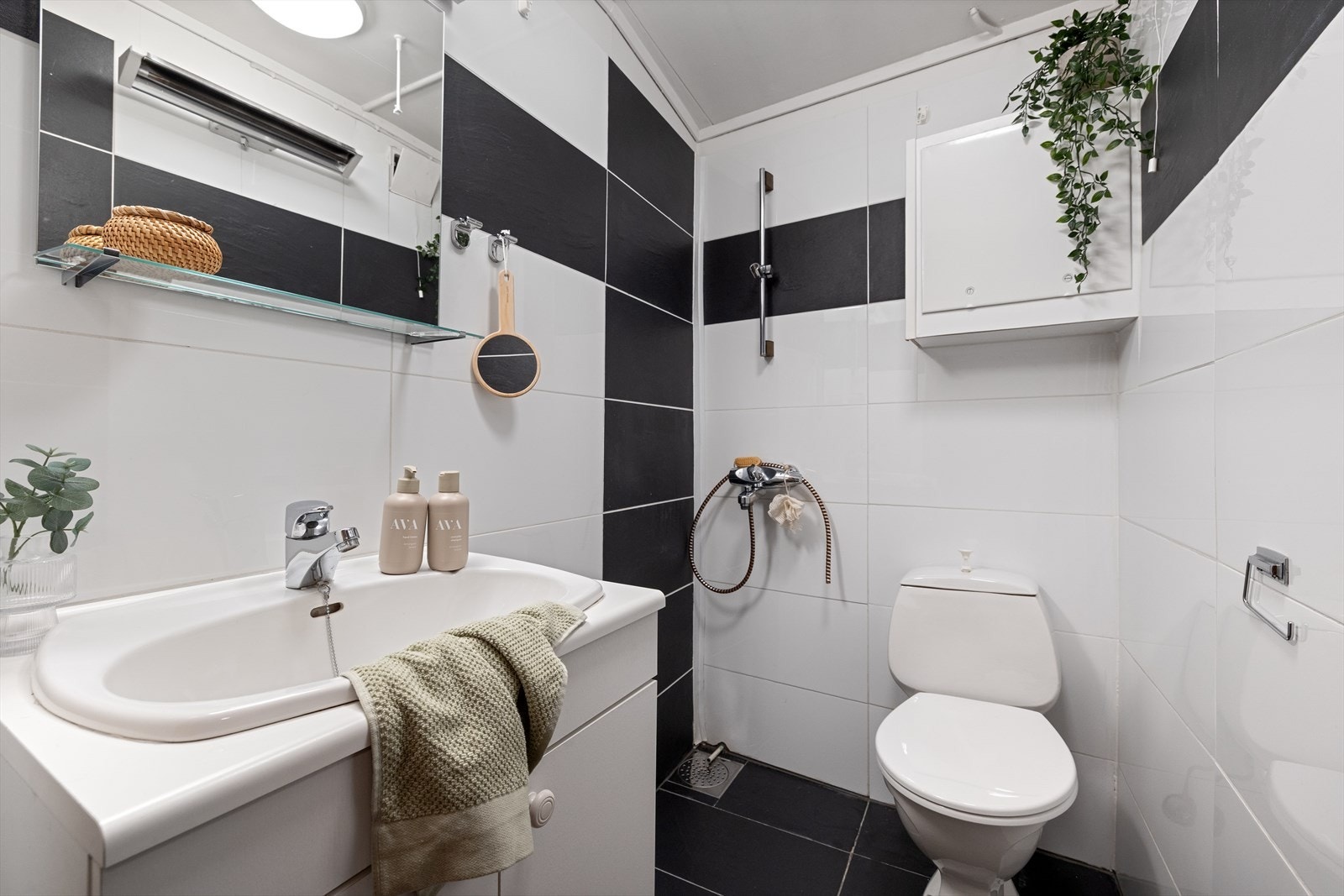 Badet er innredet med servant i innredning, toalett og dusj, og har naturlig ventilasjon. Galleribilde