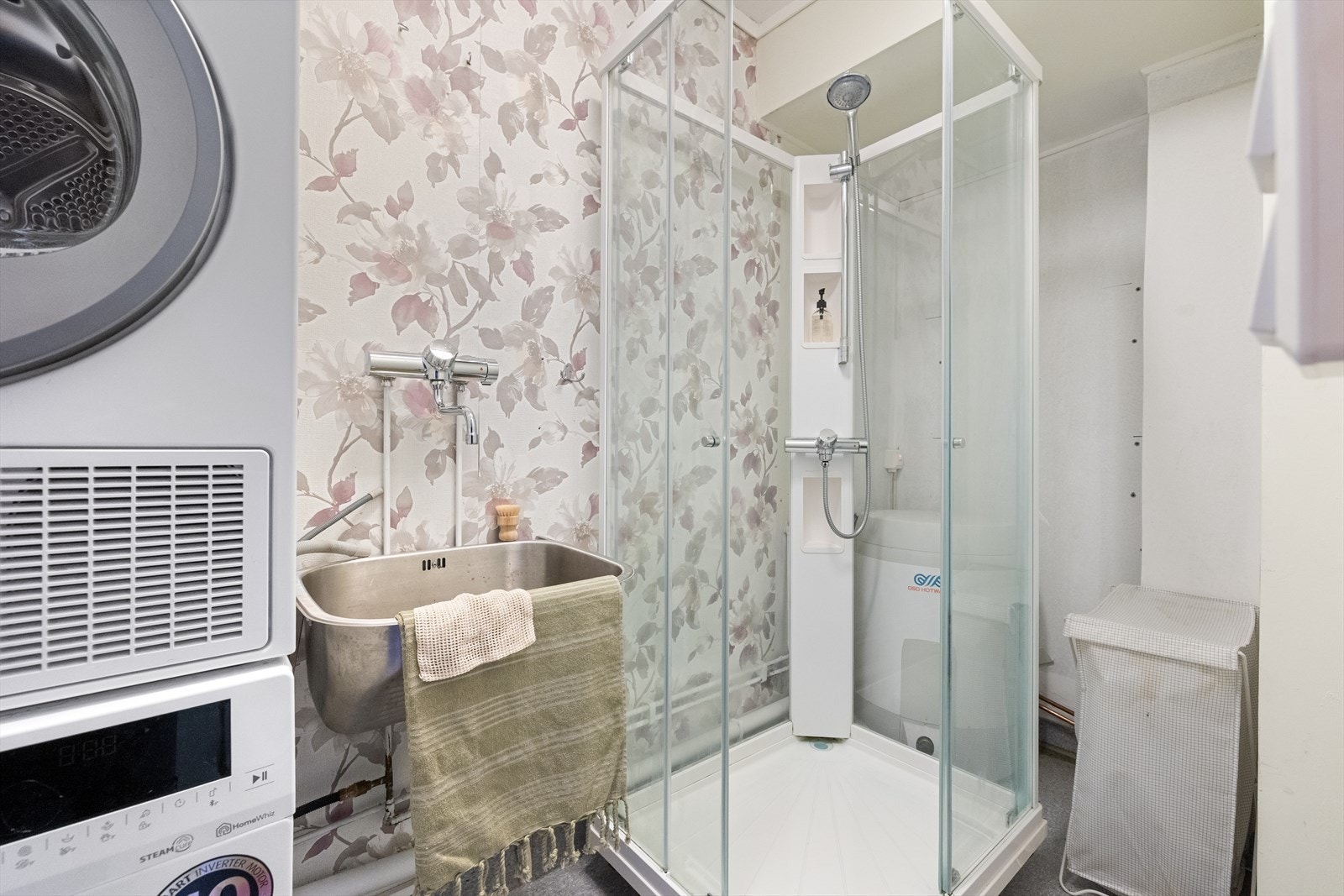 Etasjen har også et vaskerom og en romslig gang på 6,9 m². Gulvflatene består av laminat og belegg. Galleribilde