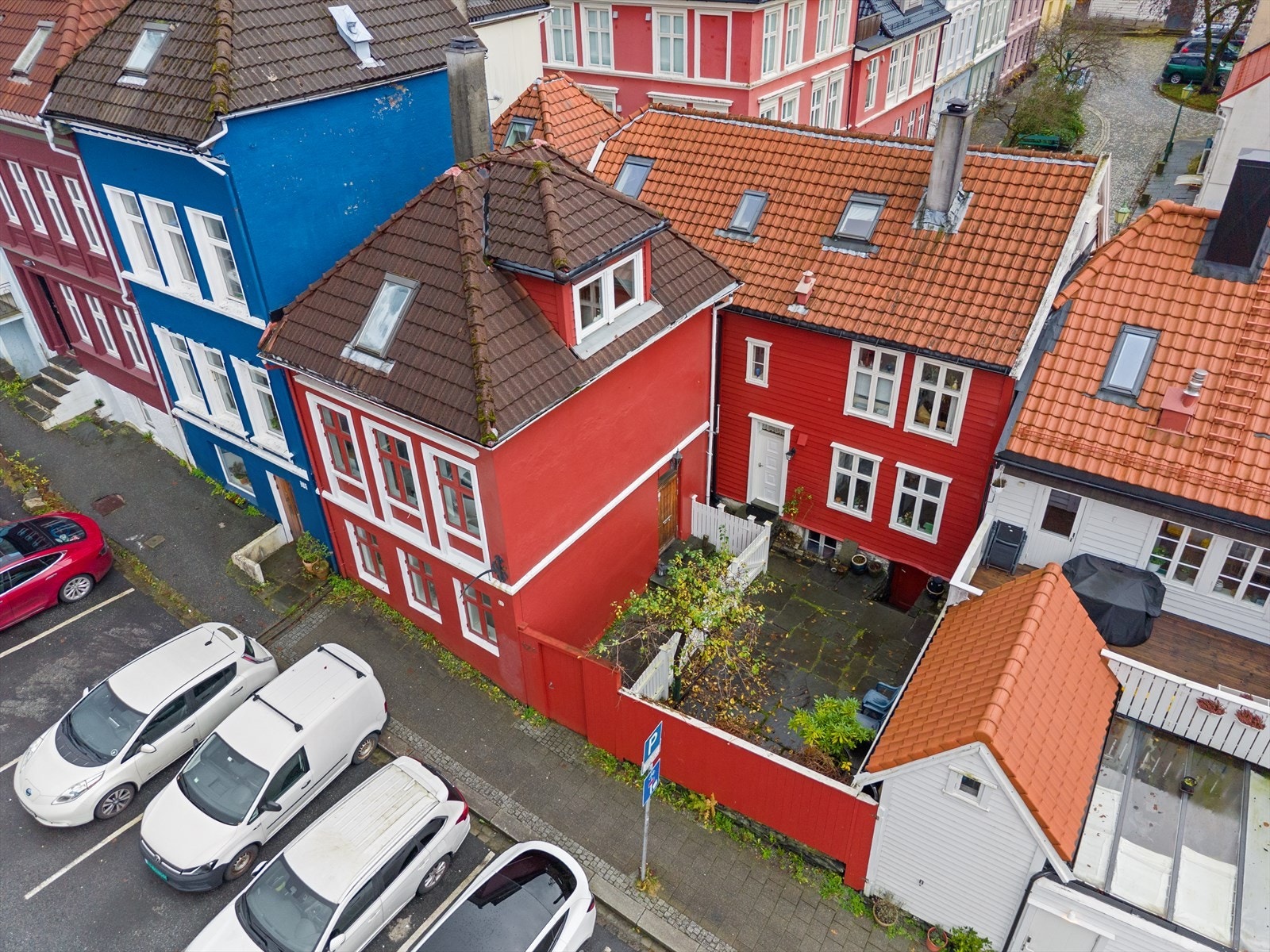 Vestre Murallmenningen 12a har en ettertraktet og urban beliggenhet ved inngangen til Nordnes, et av Bergens mest karakteristiske og historiske boligområder. Galleribilde