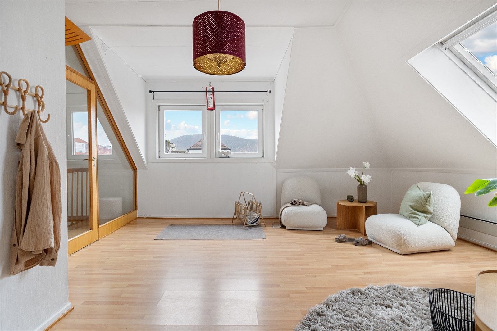 Lofteetasjen byr på flott utsikt over nærområdet. Galleribilde