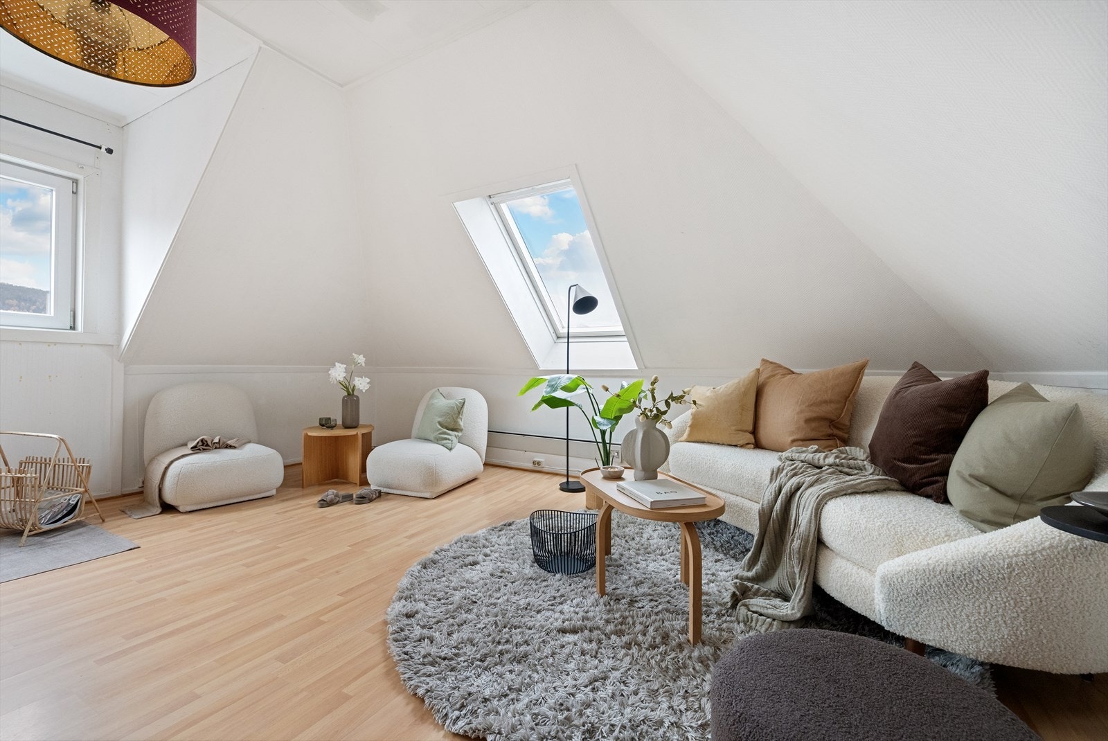 Velkommen til Vestre Murallmenningen 12A - Presentert av Trond Lorentzen v/Eiendomsmegler Norge!
En sjarmerende og innholdsrik bolig over tre plan midt i hjertet av Bergen sentrum. Galleribilde