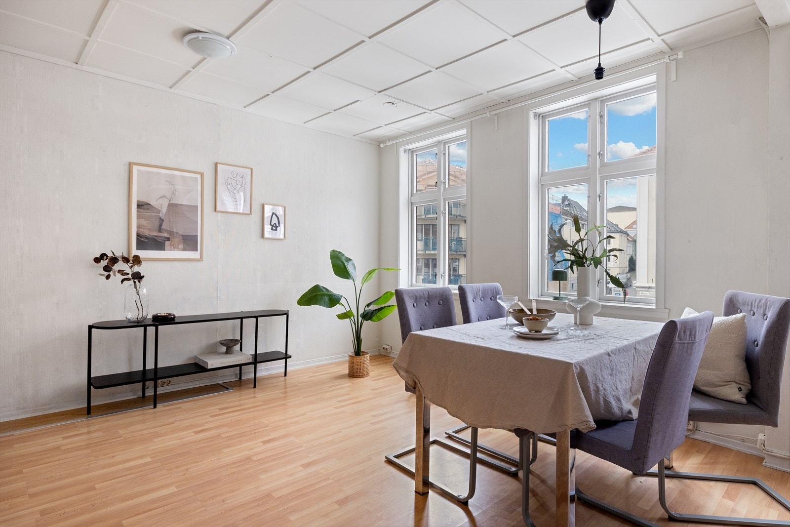 Store vindusflater sørger for rikelig med naturlig lysinnslipp. Galleribilde